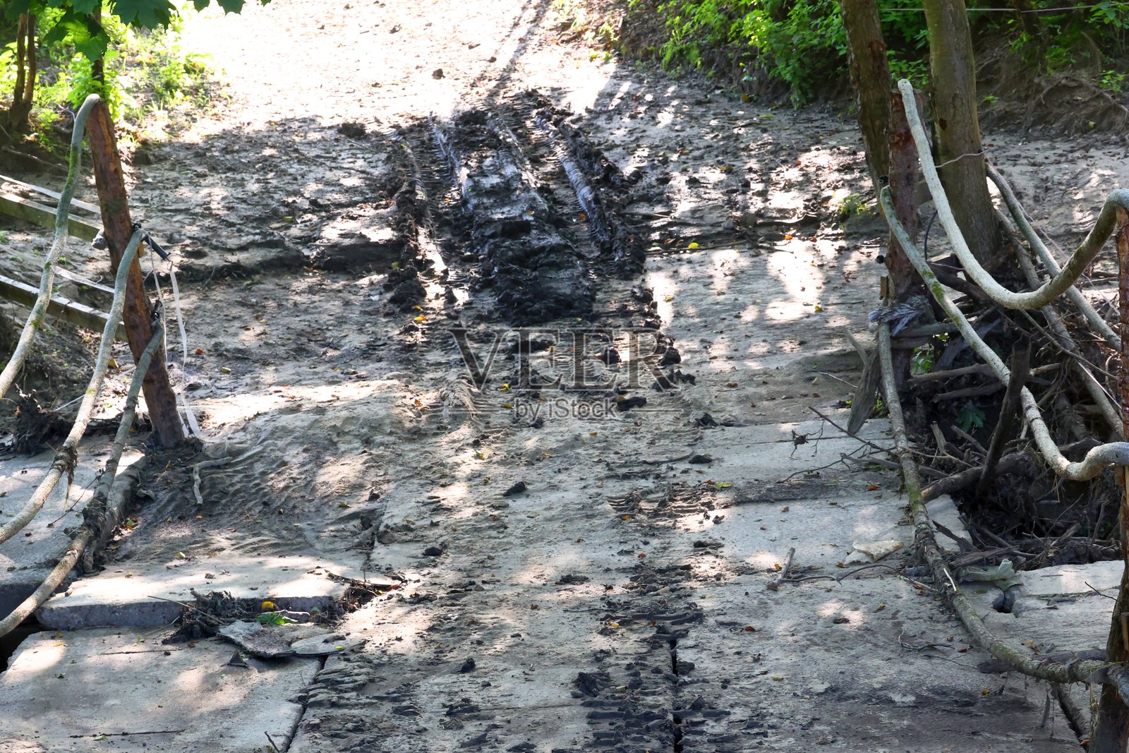 自然环境中的泥泞崎岖小路照片摄影图片