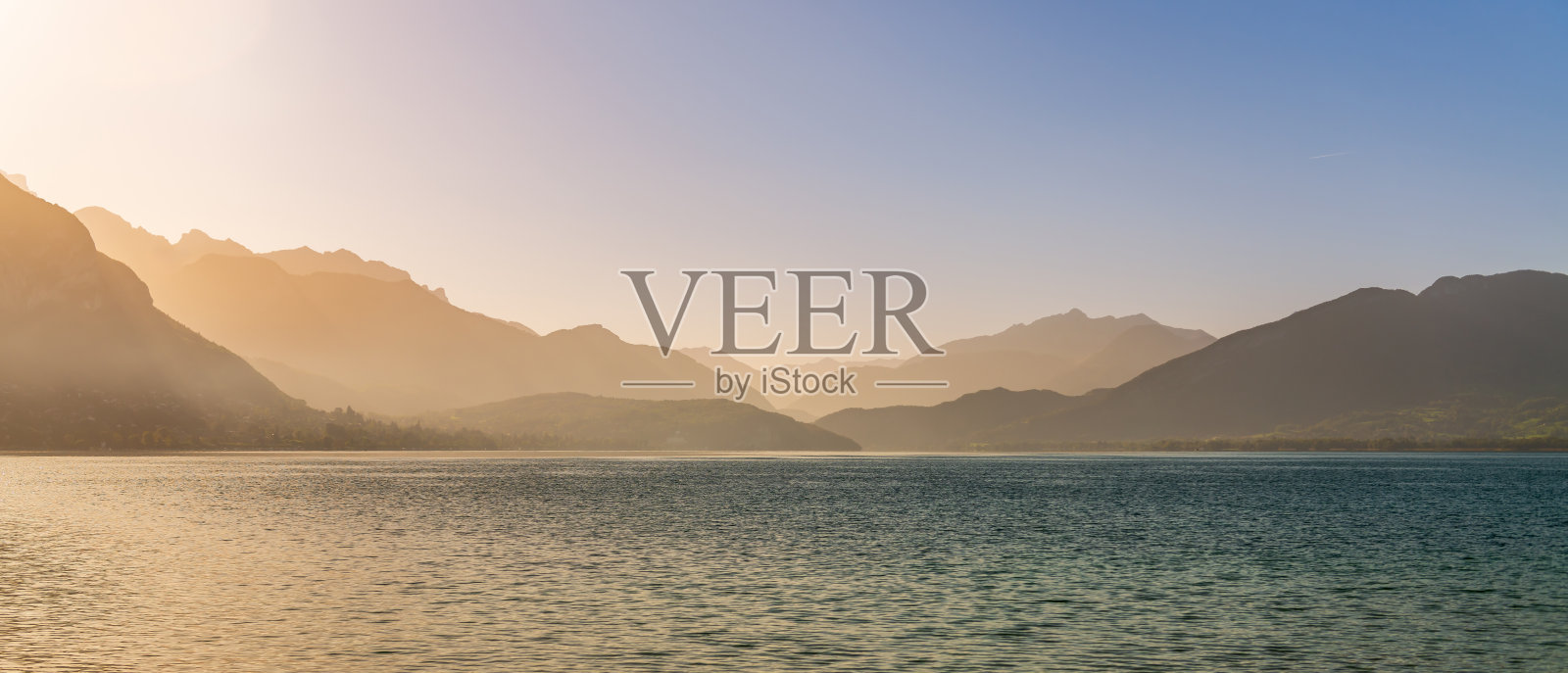 法国上萨瓦省安纳西湖畔的壮丽全景照片摄影图片