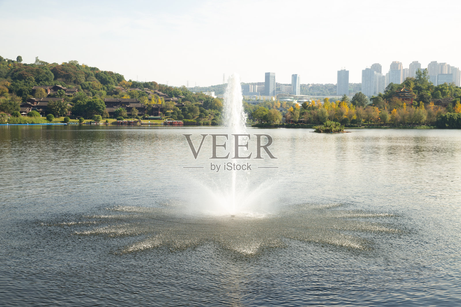 秋日公园里的喷泉照片摄影图片