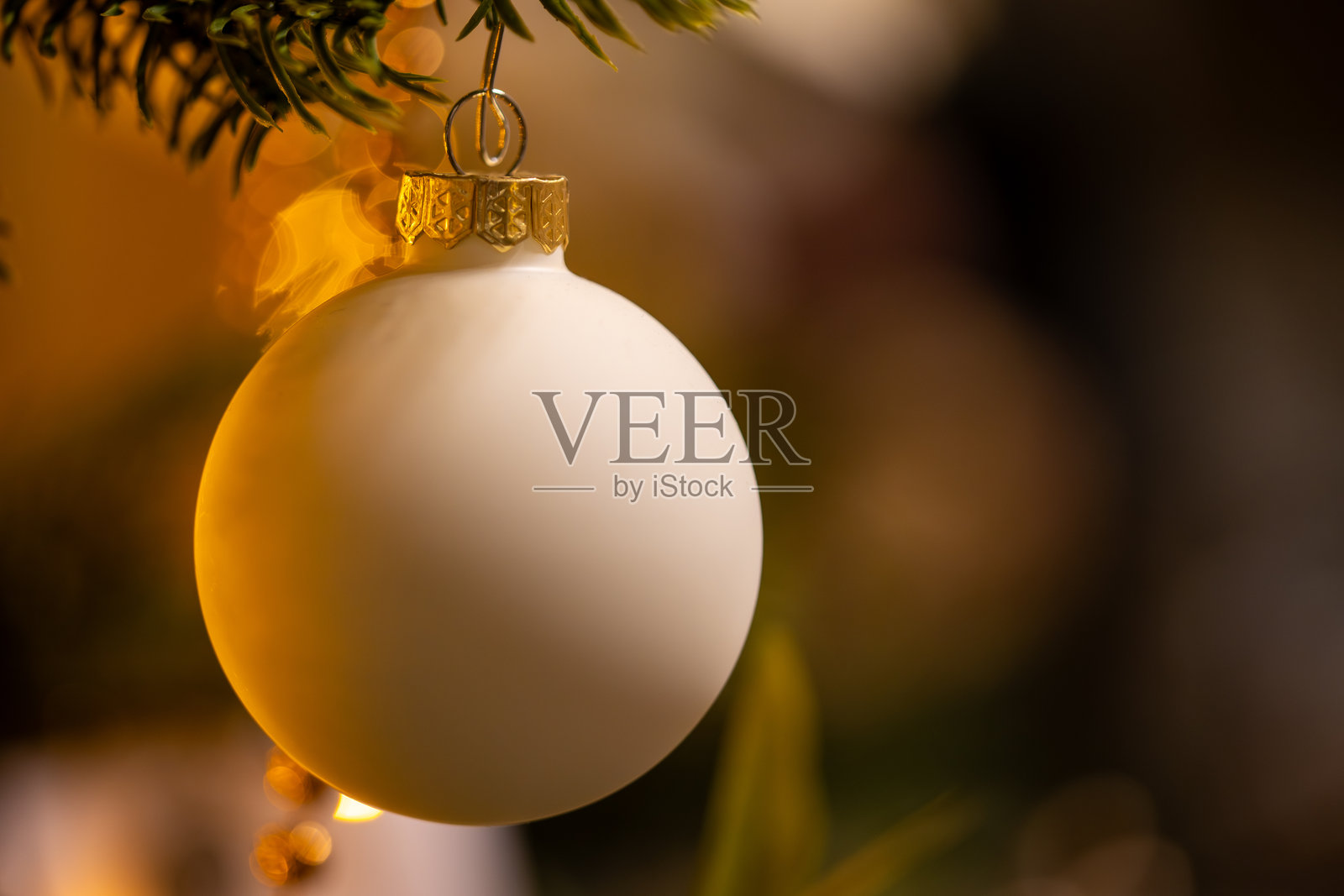 悬挂在圣诞树上的优雅白色圣诞装饰品照片摄影图片