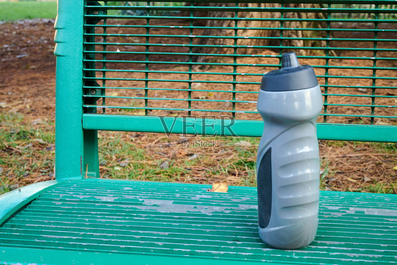 户外。公共长椅上的保温壶咖啡照片摄影图片