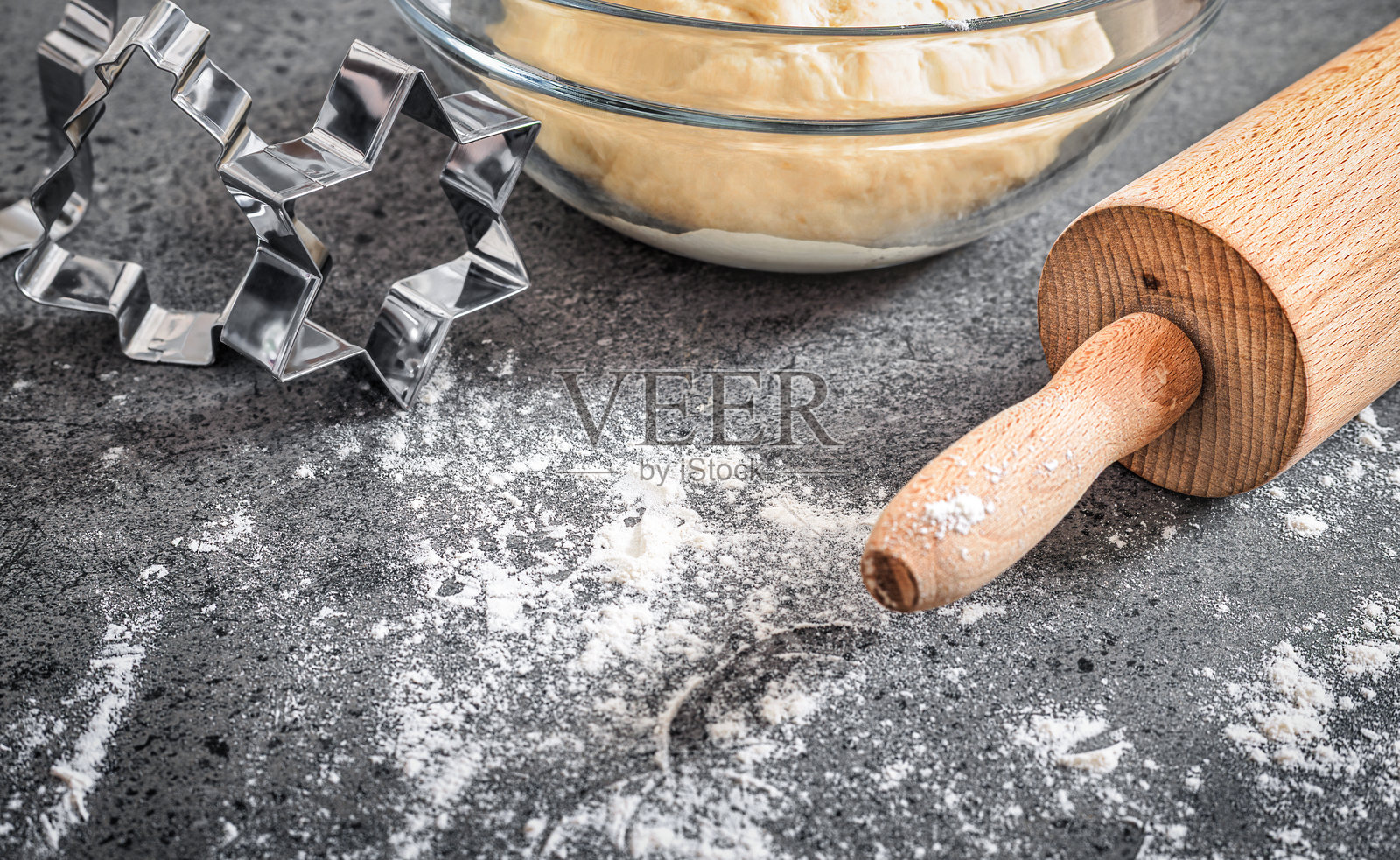 圣诞烘焙面团配擀面杖和模具照片摄影图片