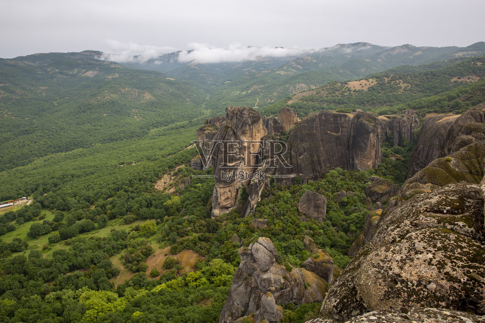 梅黛奥拉令人惊叹的岩石构造和广阔的绿色森林，构成了一幅标志性的欧洲风景，展现出戏剧性的自然美景照片摄影图片