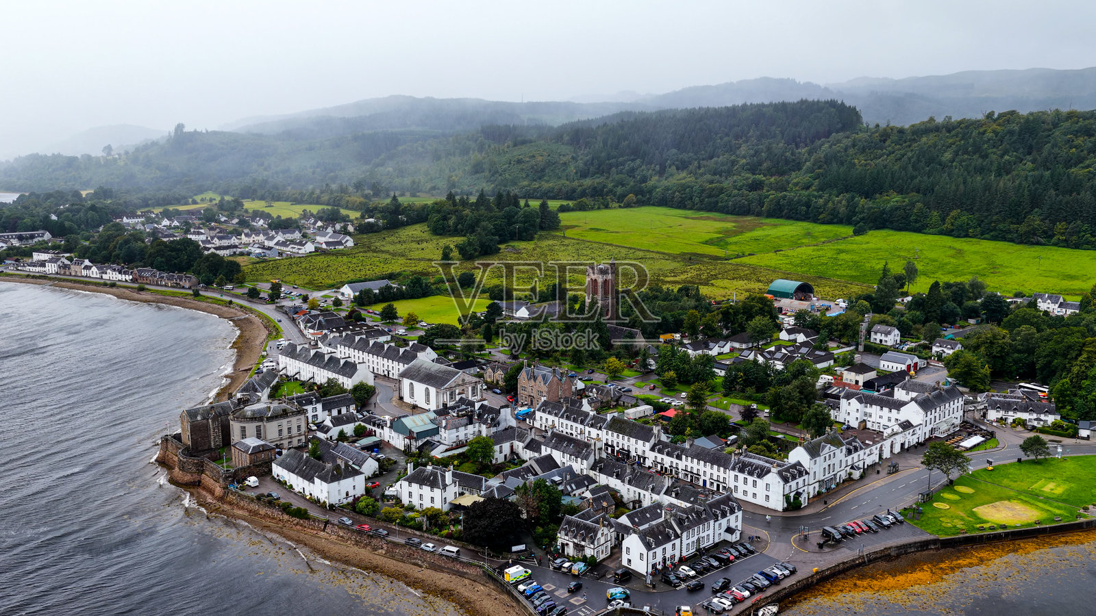 苏格兰阿盖尔因弗雷里镇洛克菲恩湖畔的鸟瞰图，拥有历史悠久的钟楼、因弗雷里监狱和乔治亚风格建筑，展现文化遗产和旅游概念，适合旅游设计。照片摄影图片