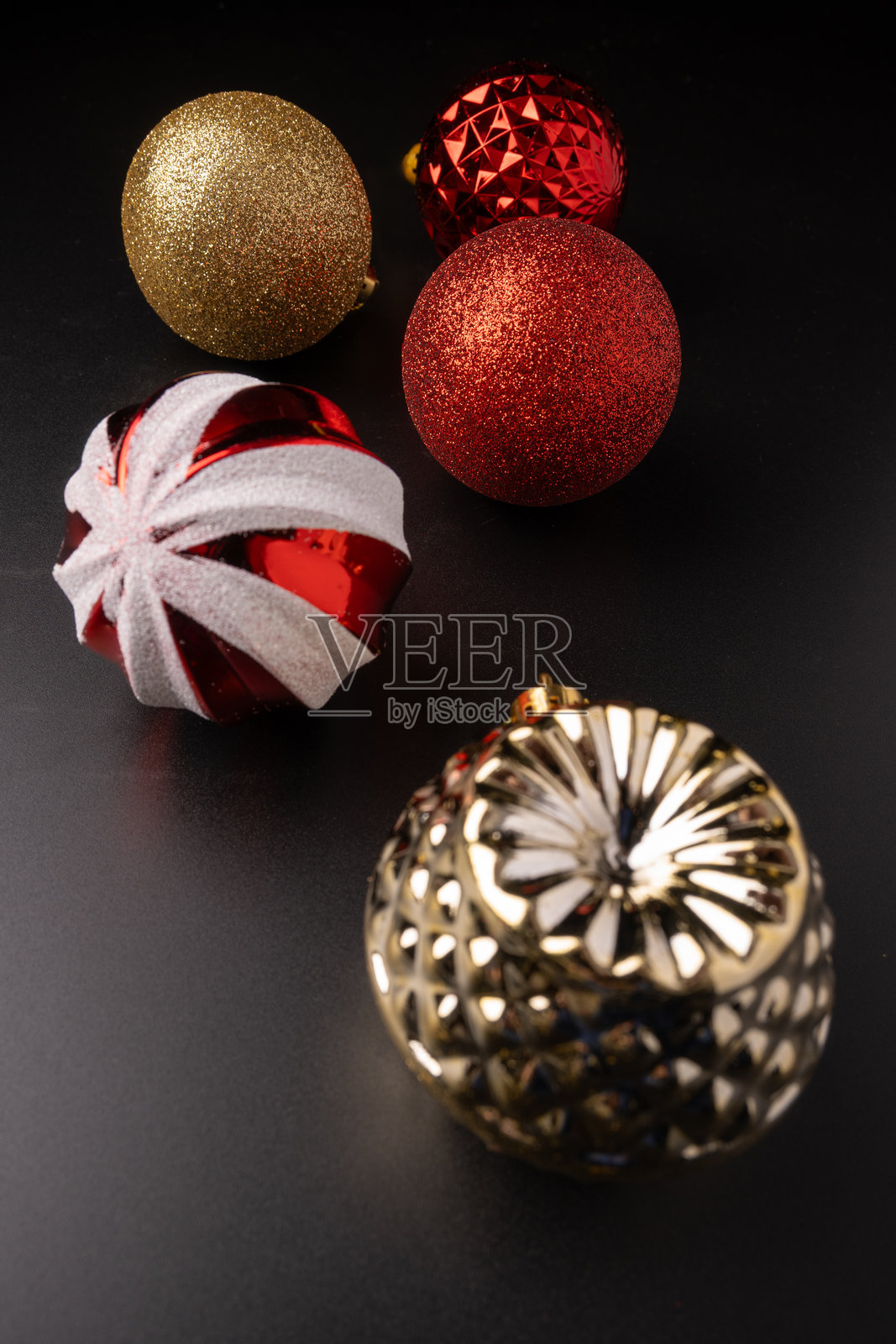 圣诞装饰品，美丽的圣诞装饰品悬挂在黑色背景上，焦点选择。照片摄影图片