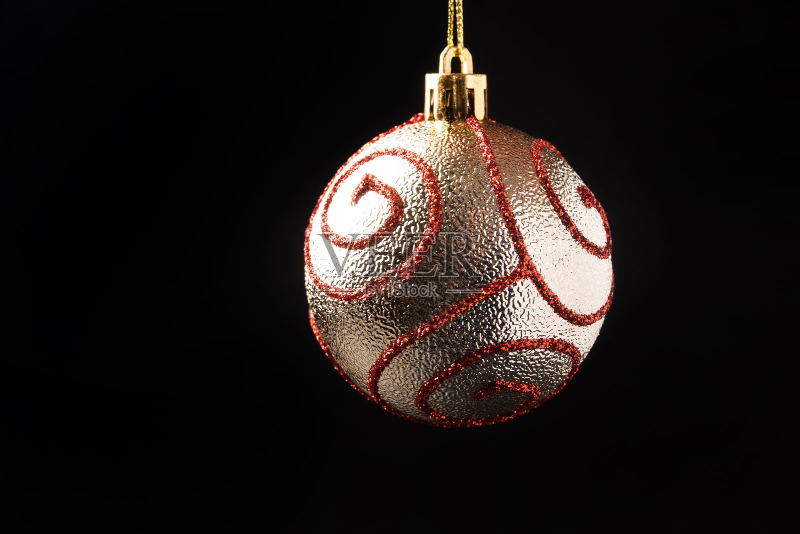 圣诞装饰品，美丽的圣诞装饰品悬挂在黑色背景上，焦点选择。照片摄影图片