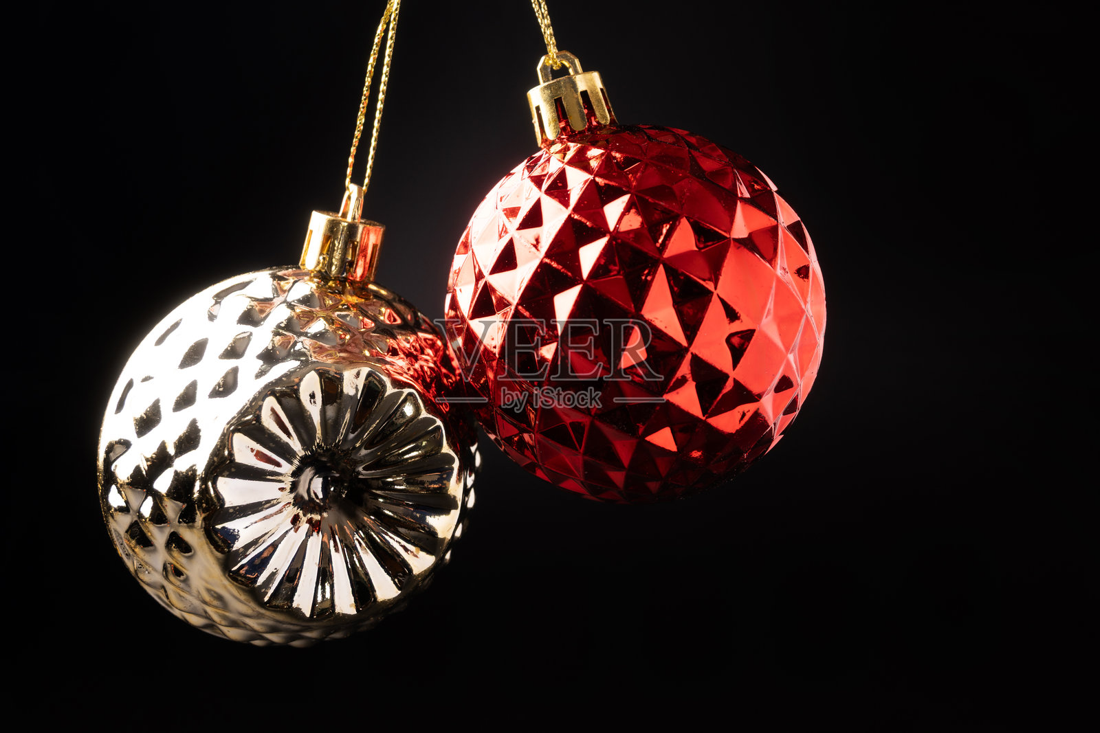 圣诞装饰品，精美的圣诞装饰品悬挂在黑色背景上，焦点区域清晰。照片摄影图片