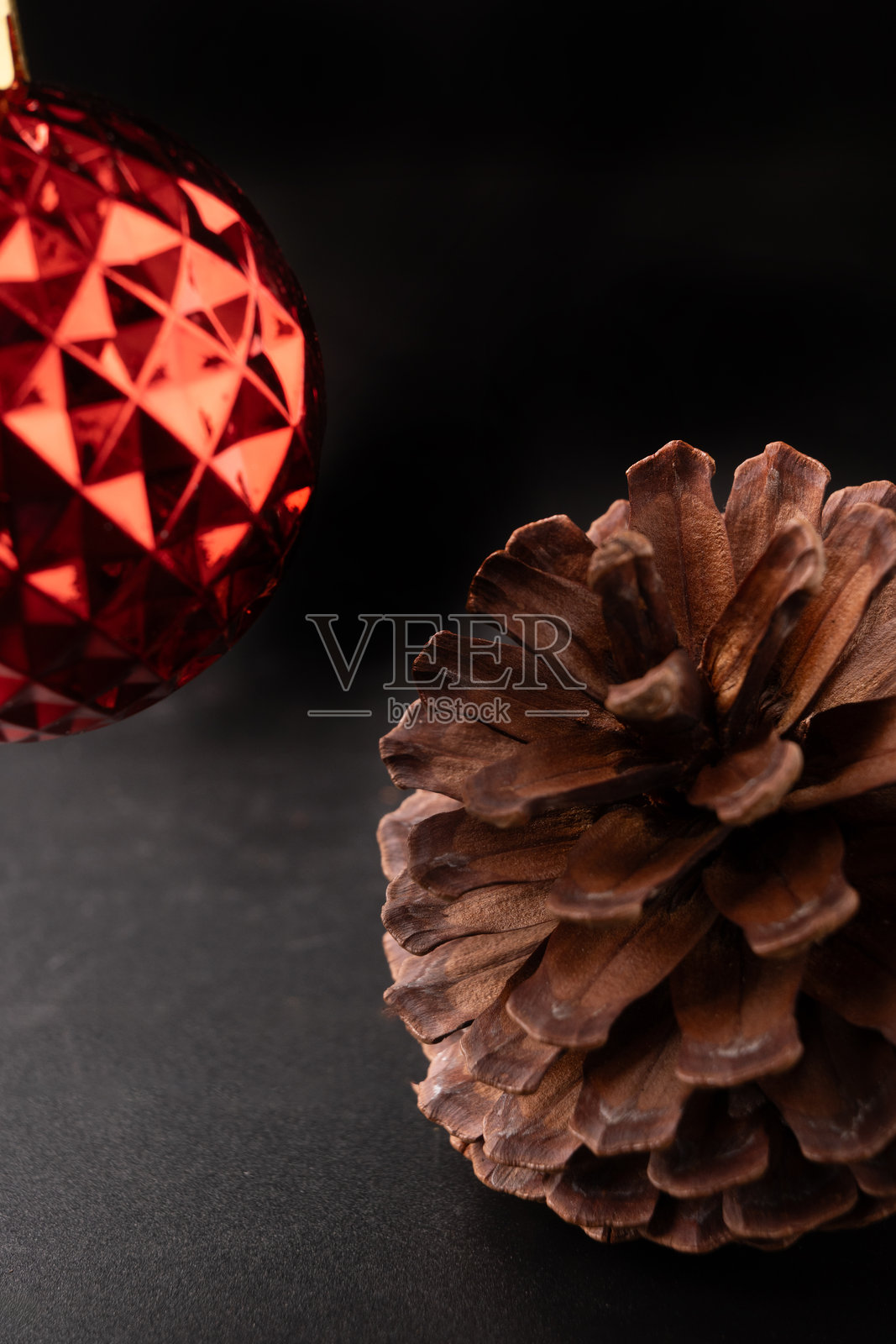 圣诞装饰品，精美的圣诞装饰品悬挂在黑色背景上，焦点清晰。照片摄影图片