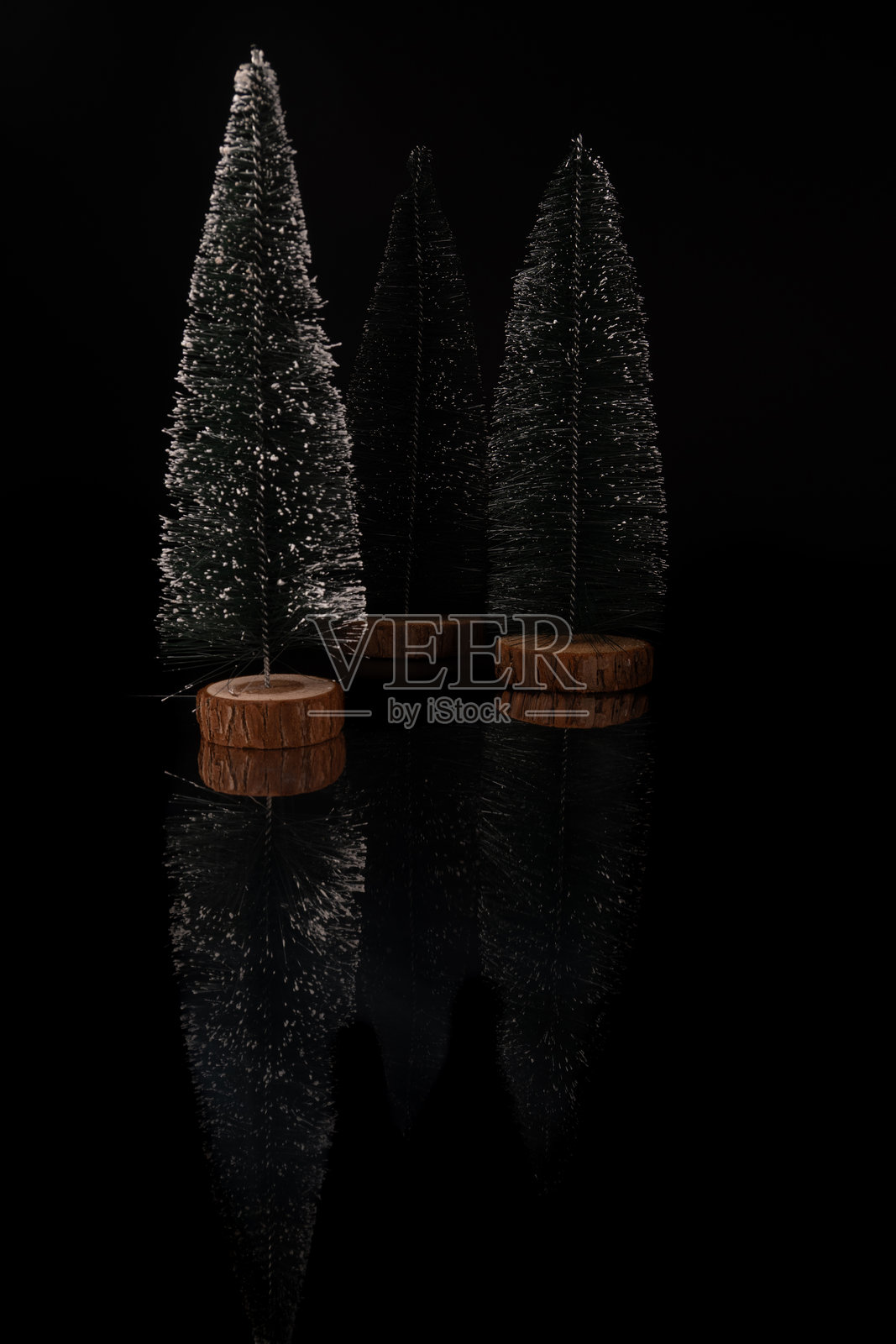 圣诞装饰品，精美的圣诞装饰品摆放在镜面上，黑色背景，局部对焦。照片摄影图片