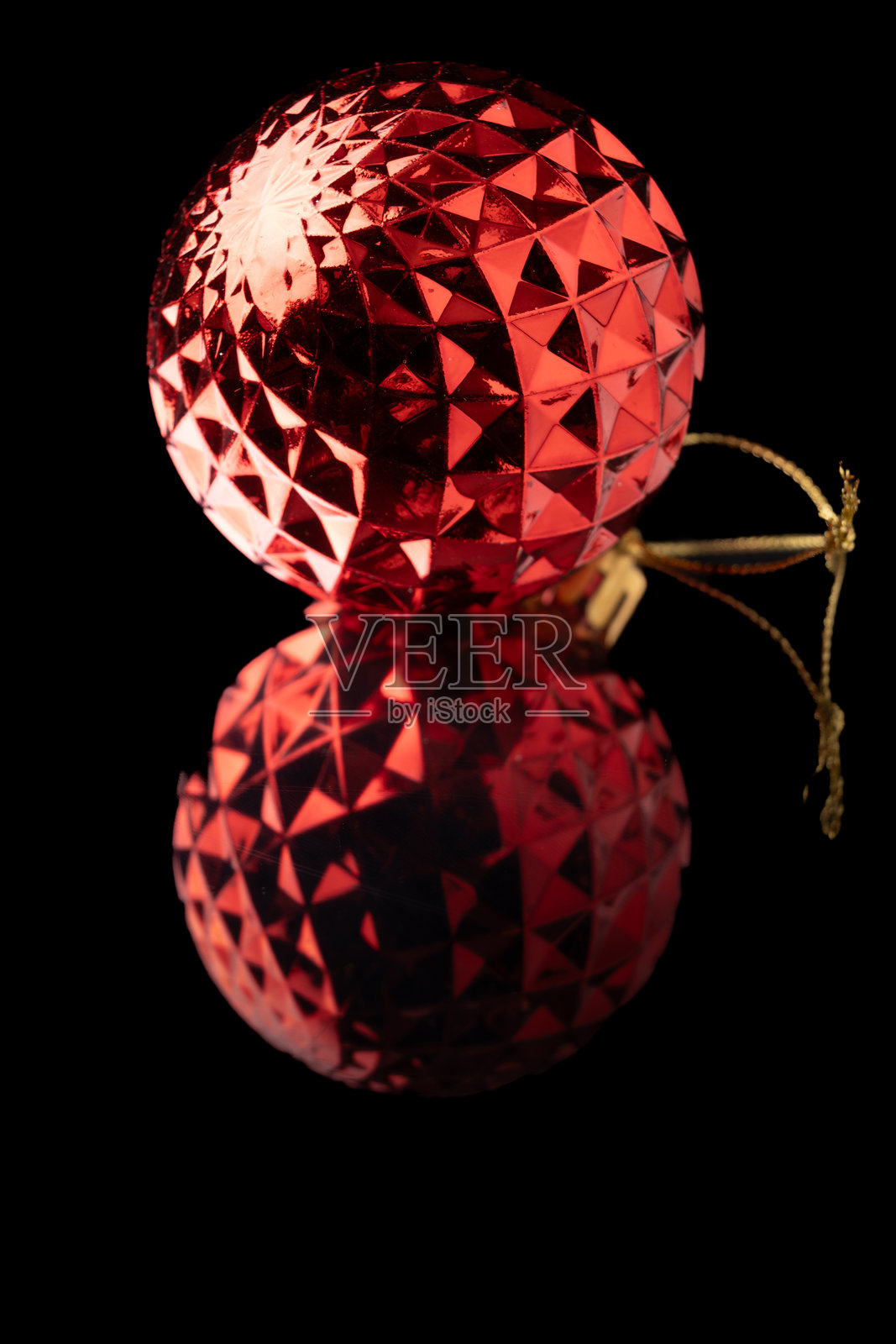 圣诞装饰品，精美的圣诞装饰品放置在镜面上，黑色背景，选择性对焦。照片摄影图片