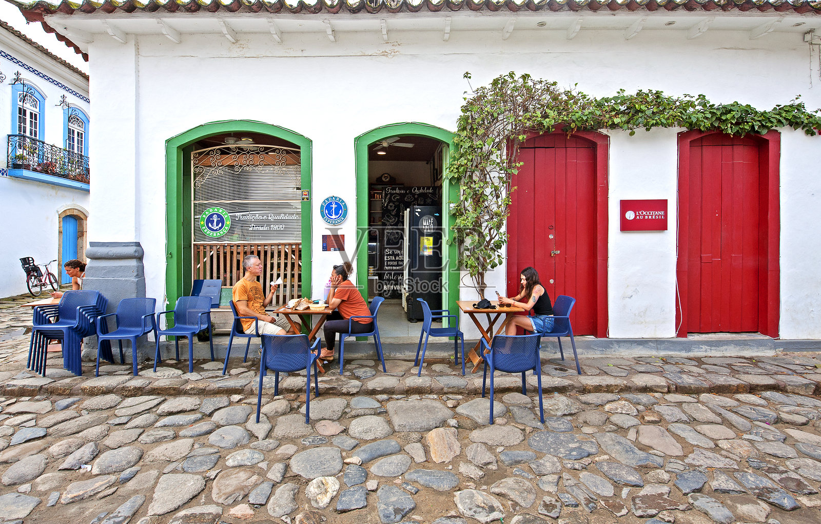 巴西沿海的葡萄牙殖民小镇帕拉蒂路边咖啡馆的人们照片摄影图片