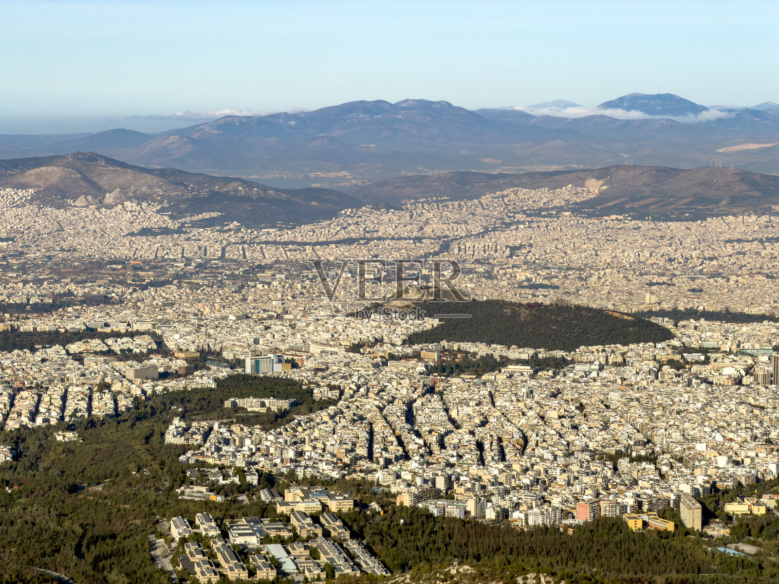 从希迈托斯山（Mount Hymettus）拍摄的雅典市宽广航拍全景，在晴朗的日光下，远方有朦胧的山脉。照片摄影图片