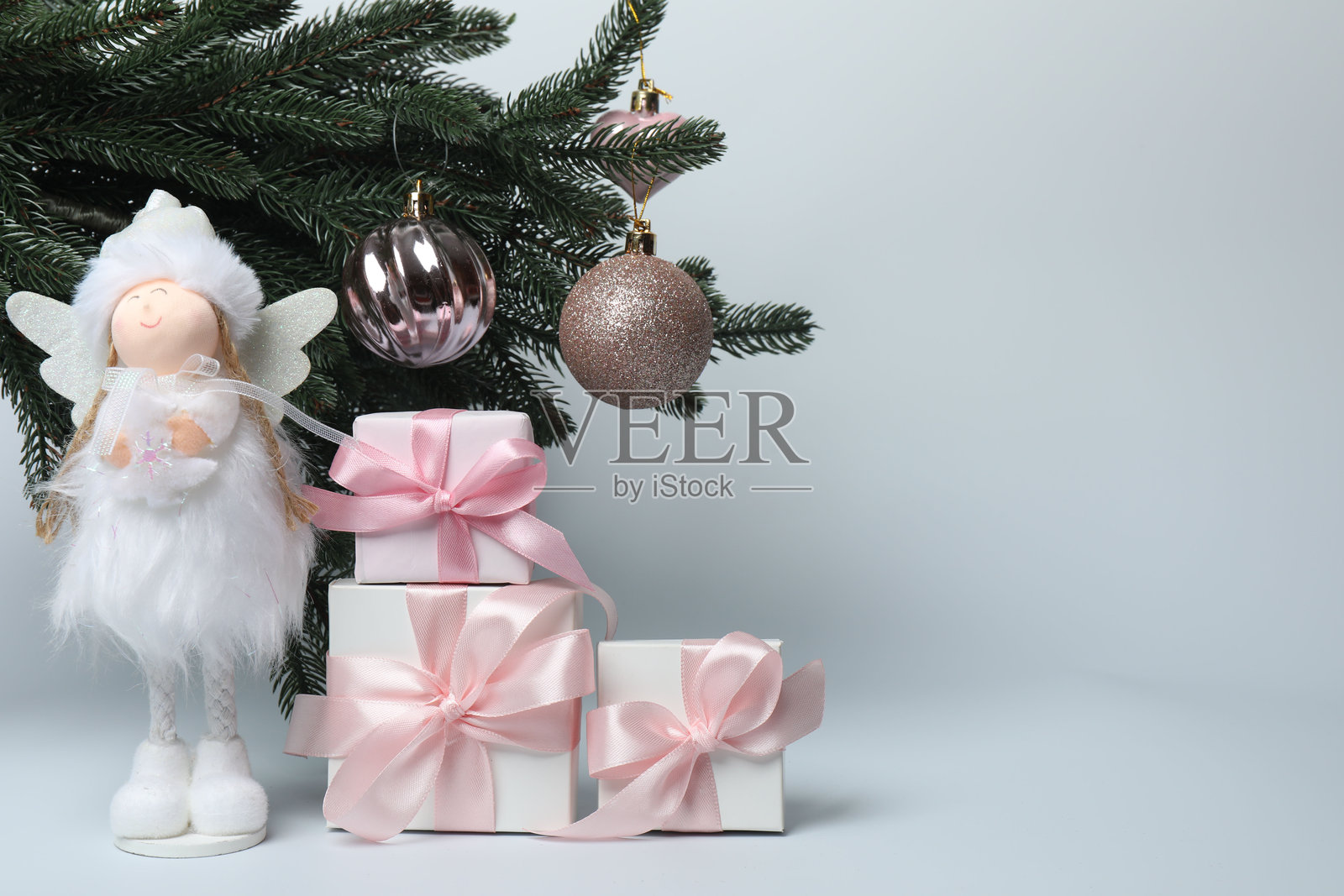 圣诞树下的圣诞礼物，白色背景孤立照片摄影图片