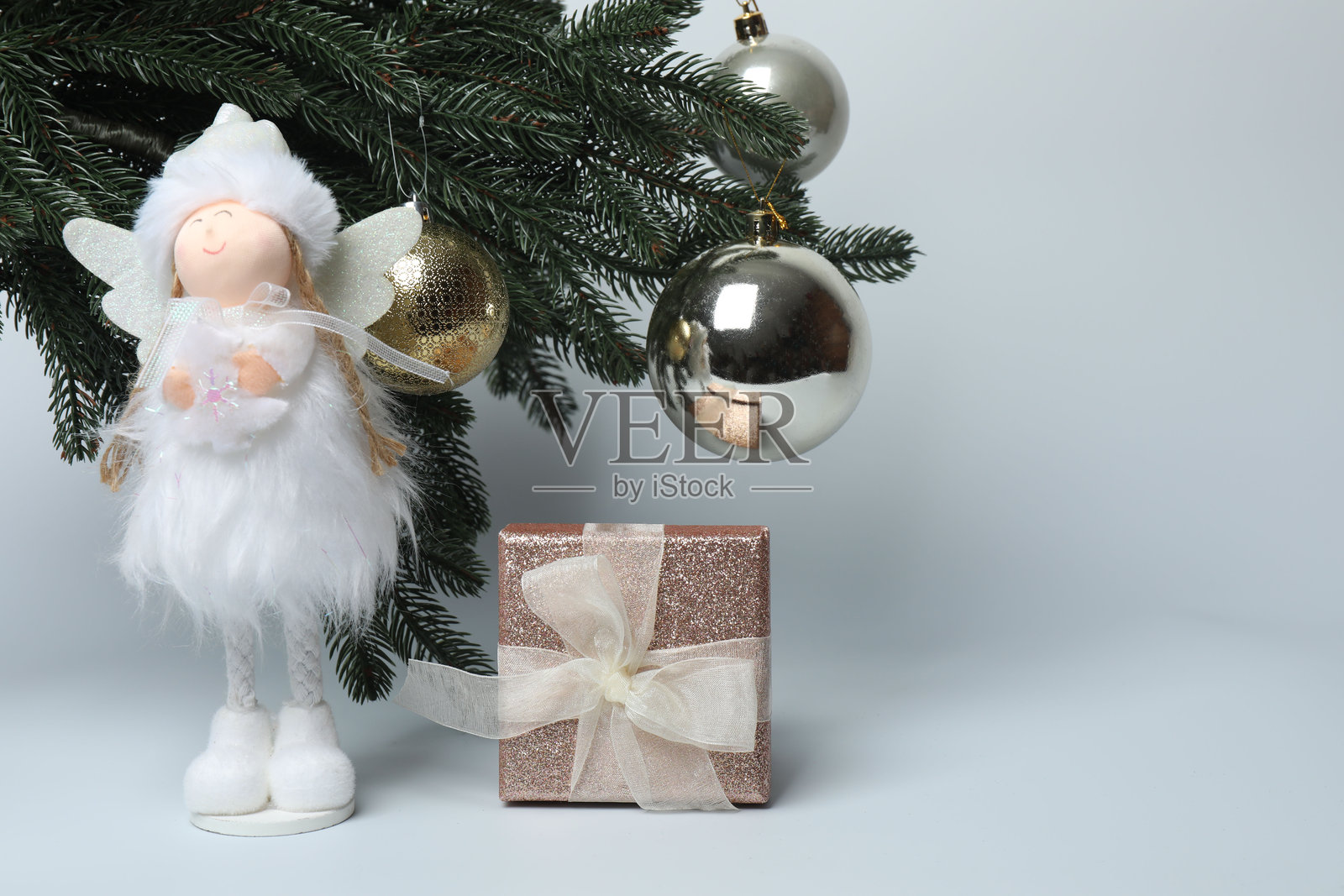 圣诞树下的圣诞礼物，纯白背景孤立照片摄影图片