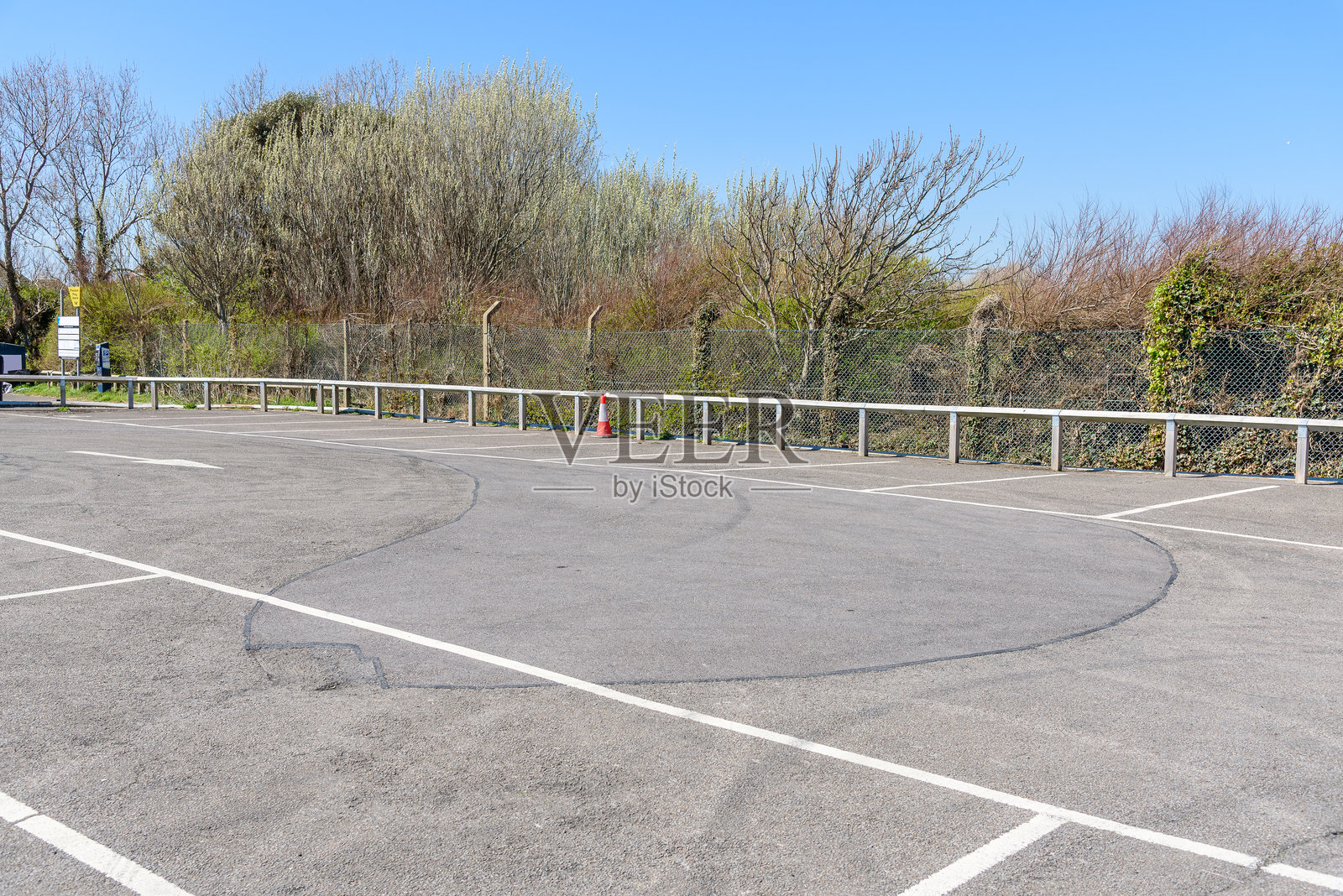 春日，郊区空旷的停车场在蔚蓝天空下照片摄影图片