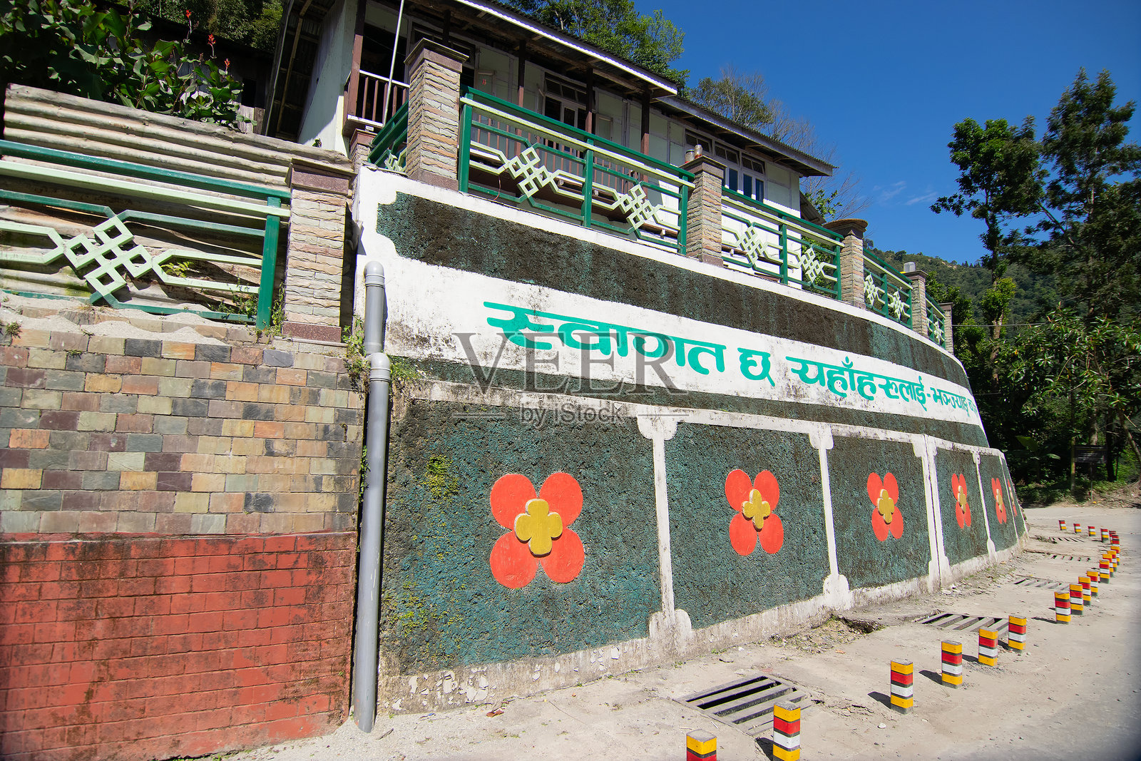 锡金之路。喜马拉雅山脉公路旁,装饰精美的民宿彩墙。照片摄影图片