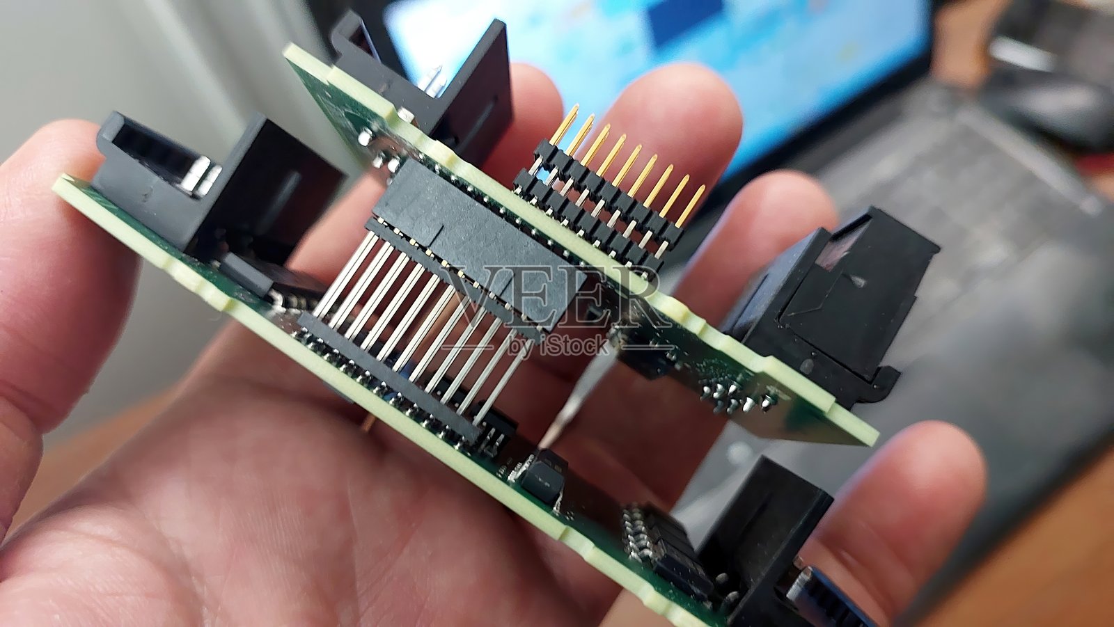 手持控制器电子电路板的详细视图，上面有各种引脚和连接器照片摄影图片