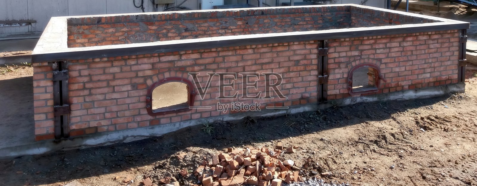 白天阳光明媚的户外建筑砖砌地基施工照片摄影图片