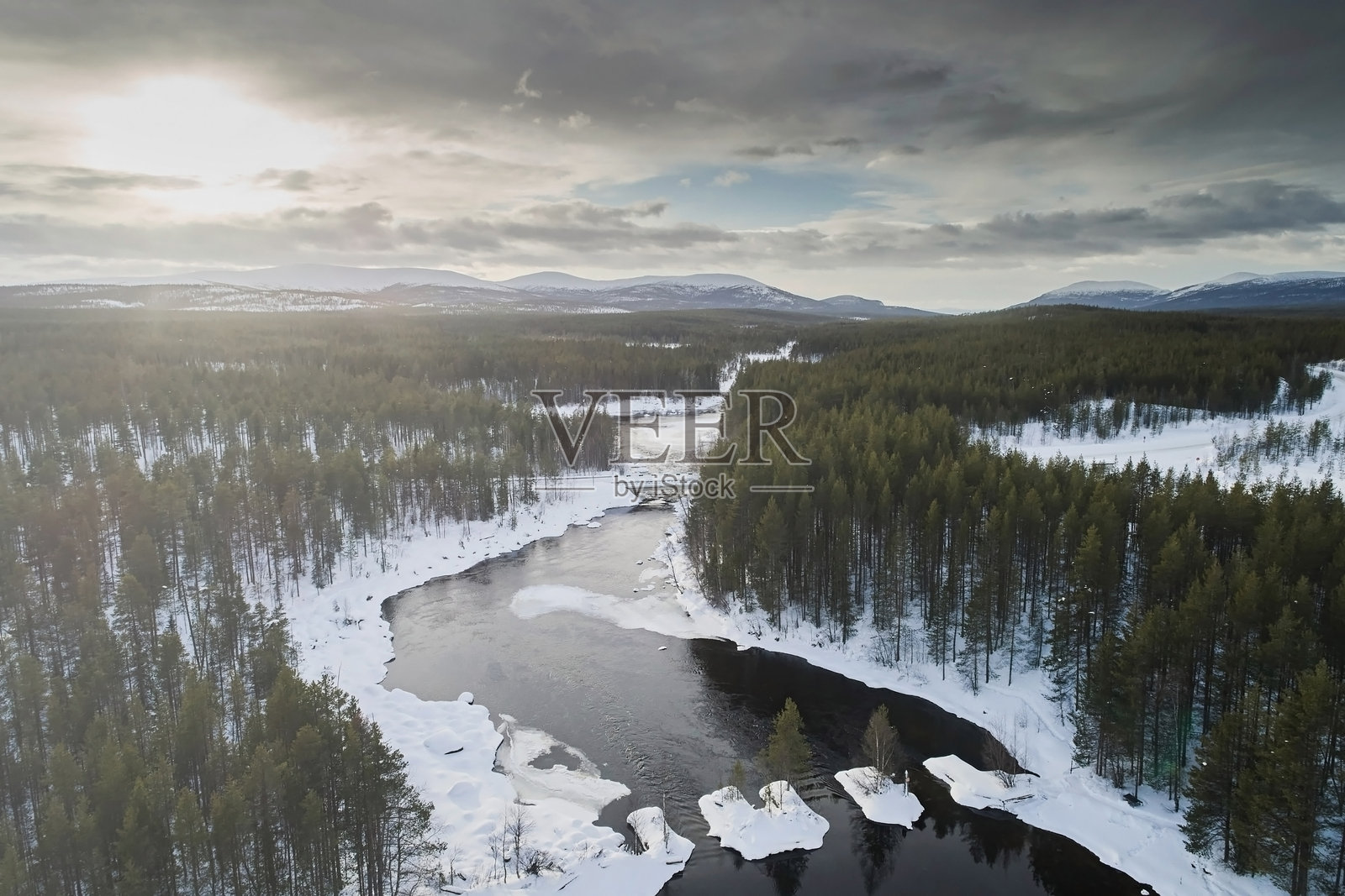 航拍冬季森林河流照片摄影图片
