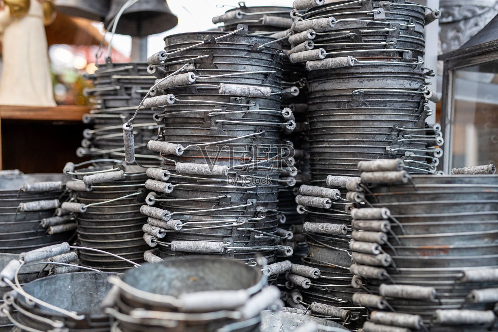 镀锌金属桶堆叠照片摄影图片