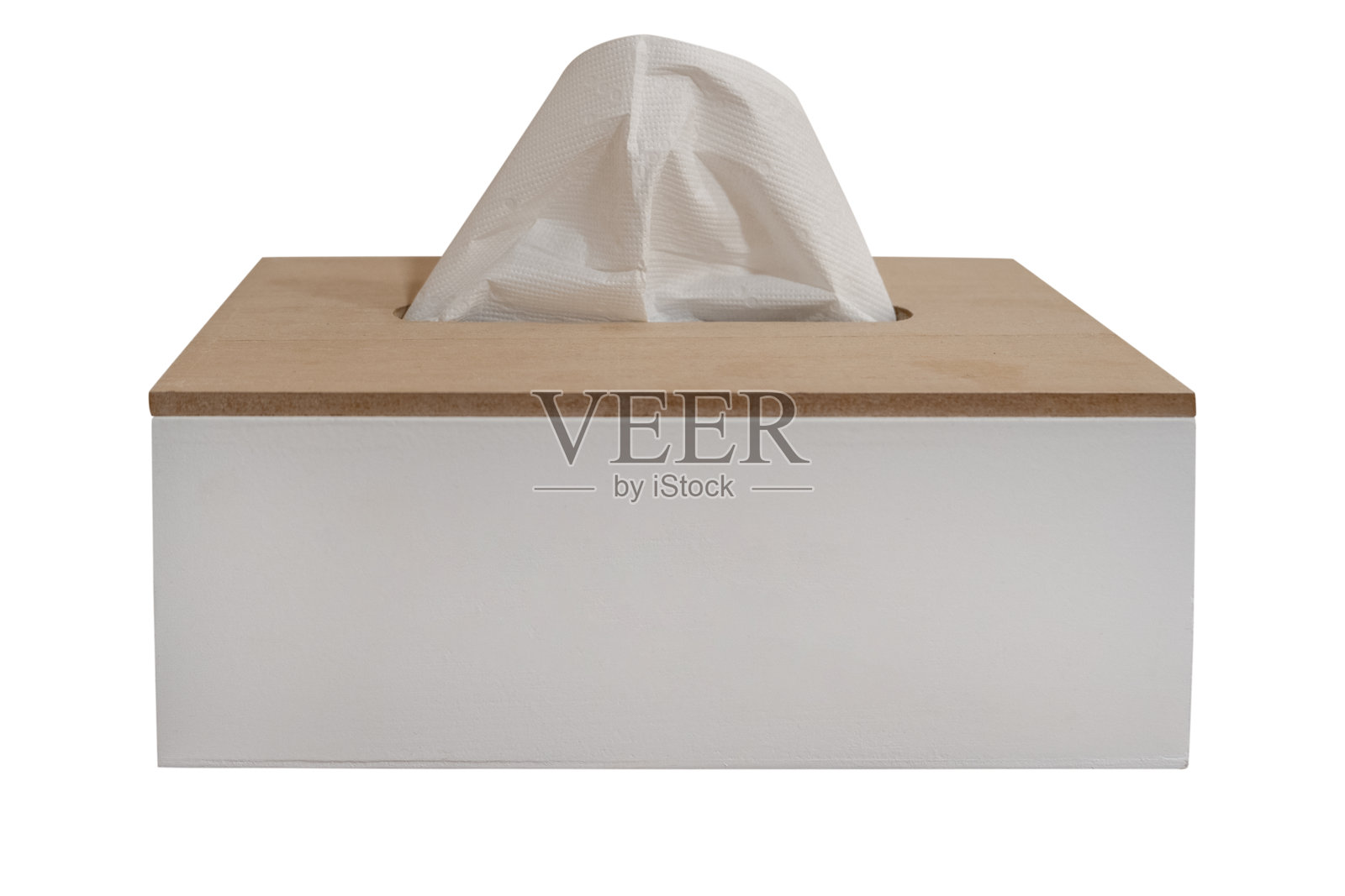 简约木质纸巾盒，一卷白色纸巾伸出，孤立在白色背景上。包含剪切路径照片摄影图片
