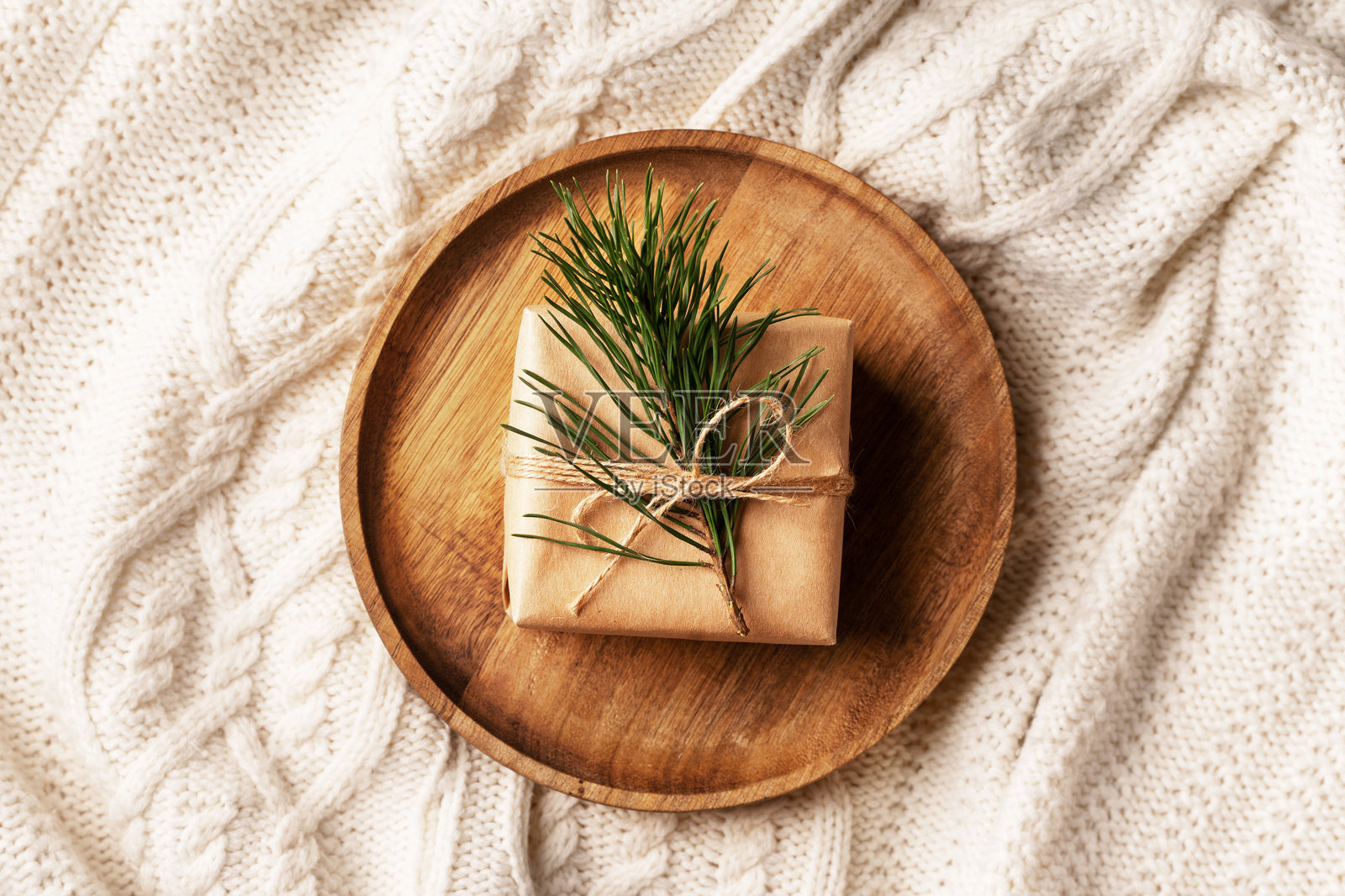 带礼品和松枝的编织心形托盘照片摄影图片