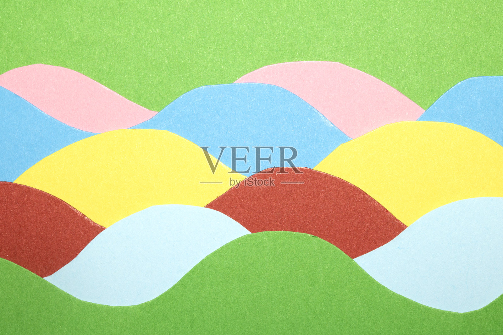 彩虹色背景上，由原色构成的简单纸卡，呈现出流畅的波浪几何形状。照片摄影图片