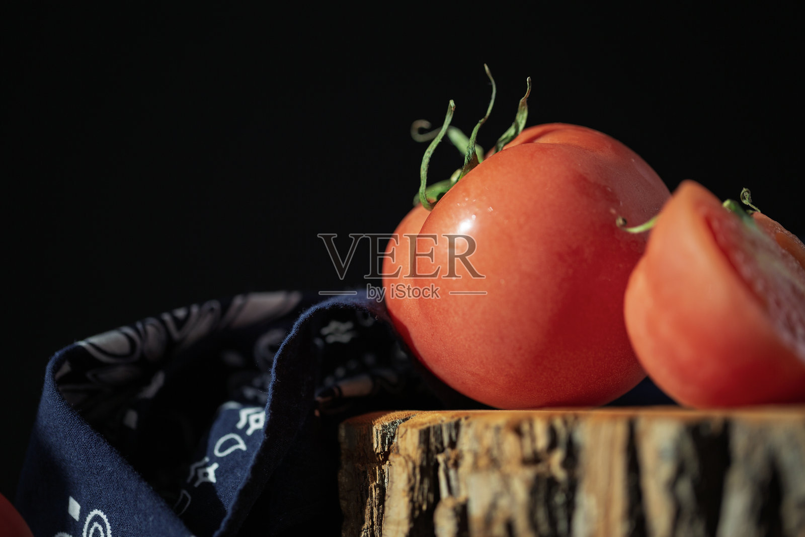 木质砧板上美味的红番茄照片摄影图片