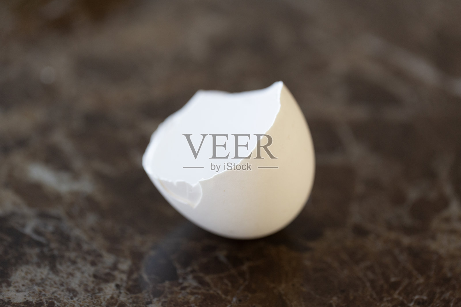 大理石桌面上的蛋壳照片摄影图片