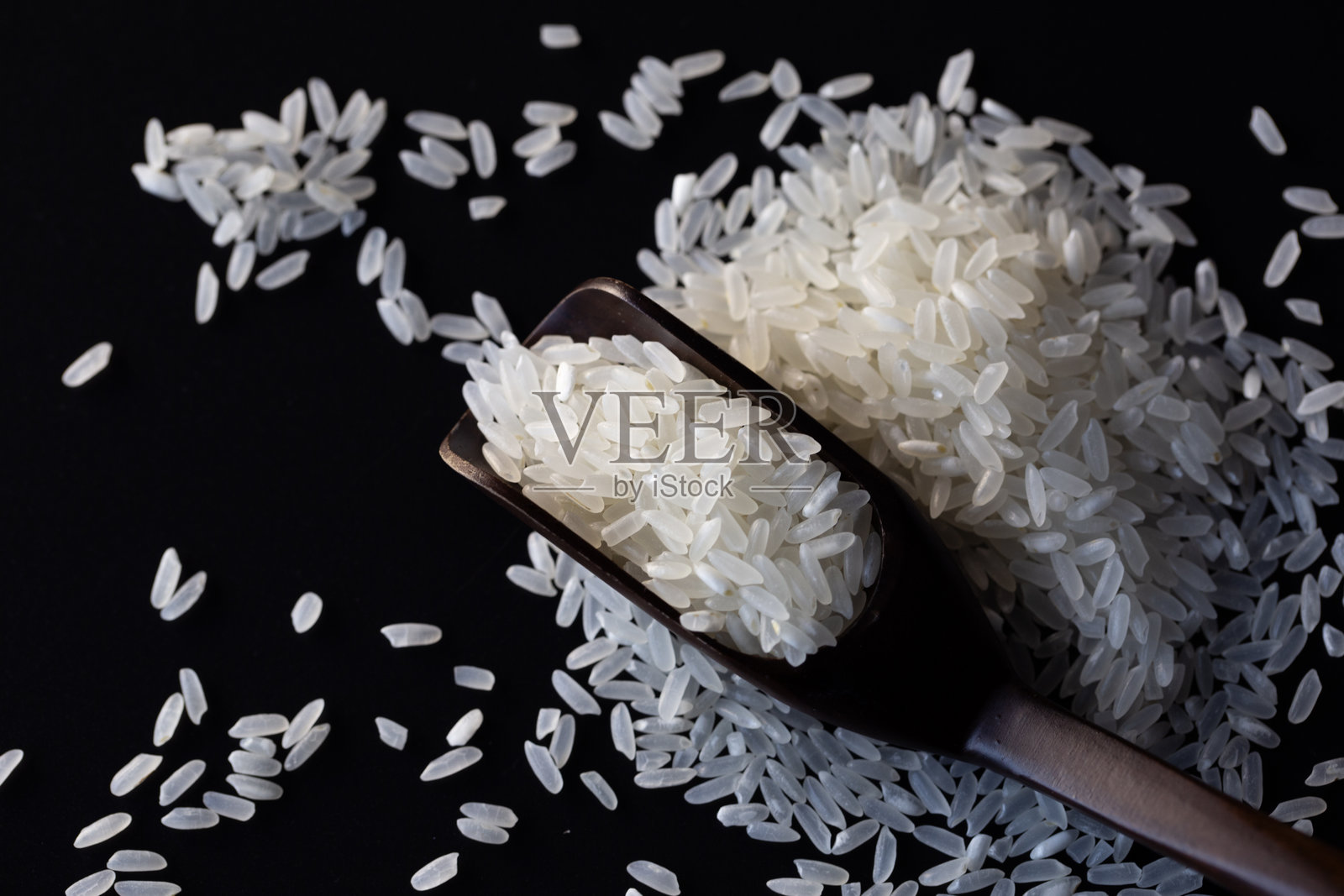 特写：木勺旁的白米饭照片摄影图片