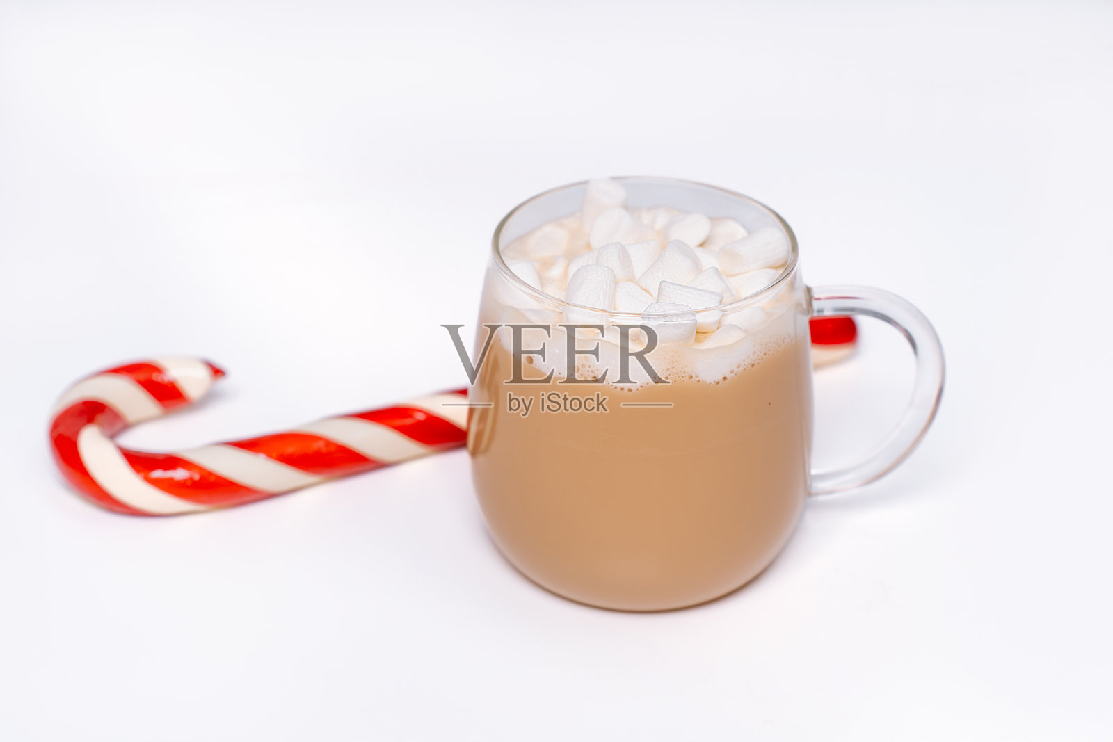 圣诞节俯视平铺场景，有针织手套、拐杖糖和装有棉花糖热饮的马克杯，背景为白色。非常适合作为圣诞背景照片摄影图片