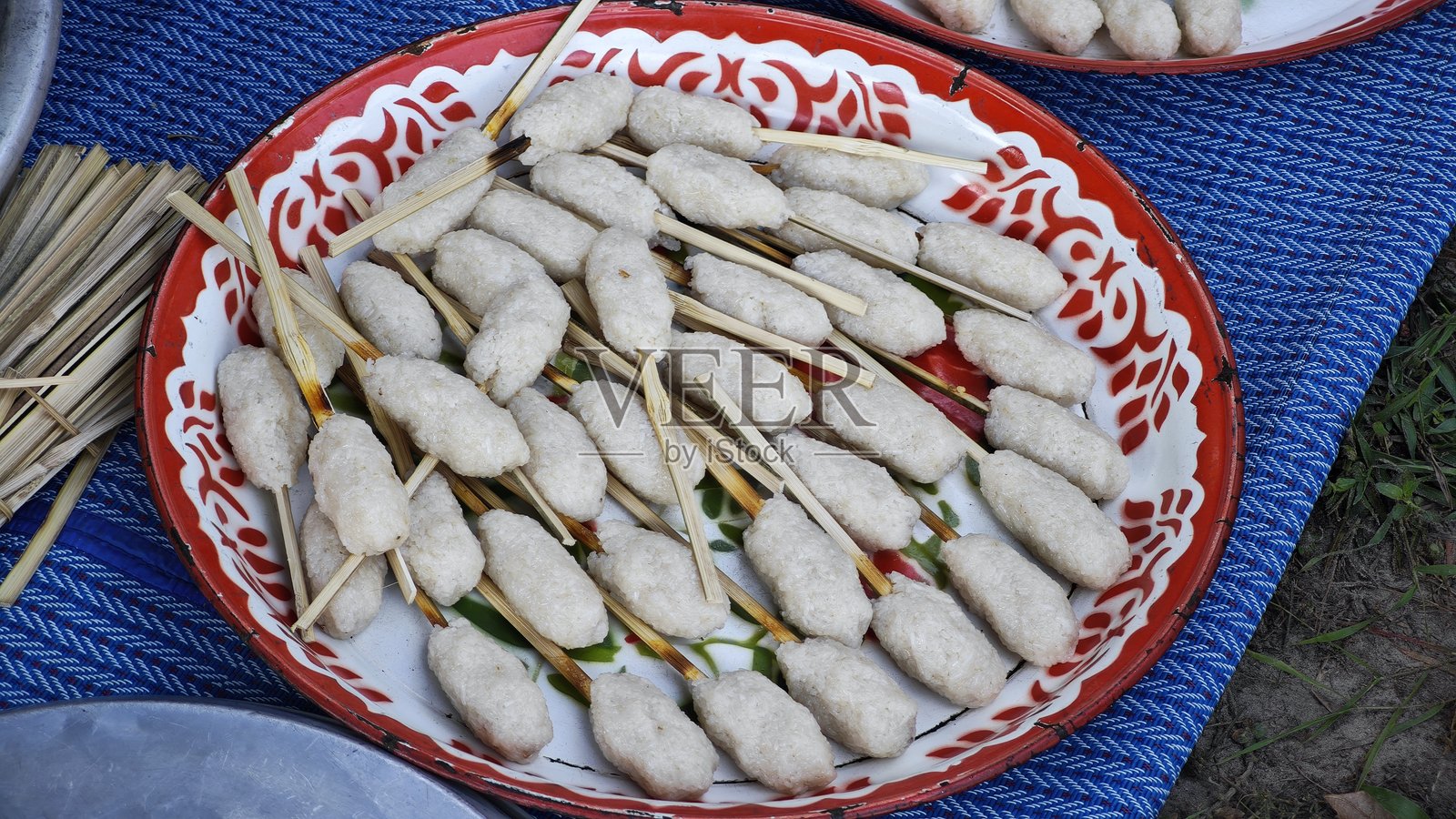 泰国菜。烤糯米蘸鸡蛋。照片摄影图片