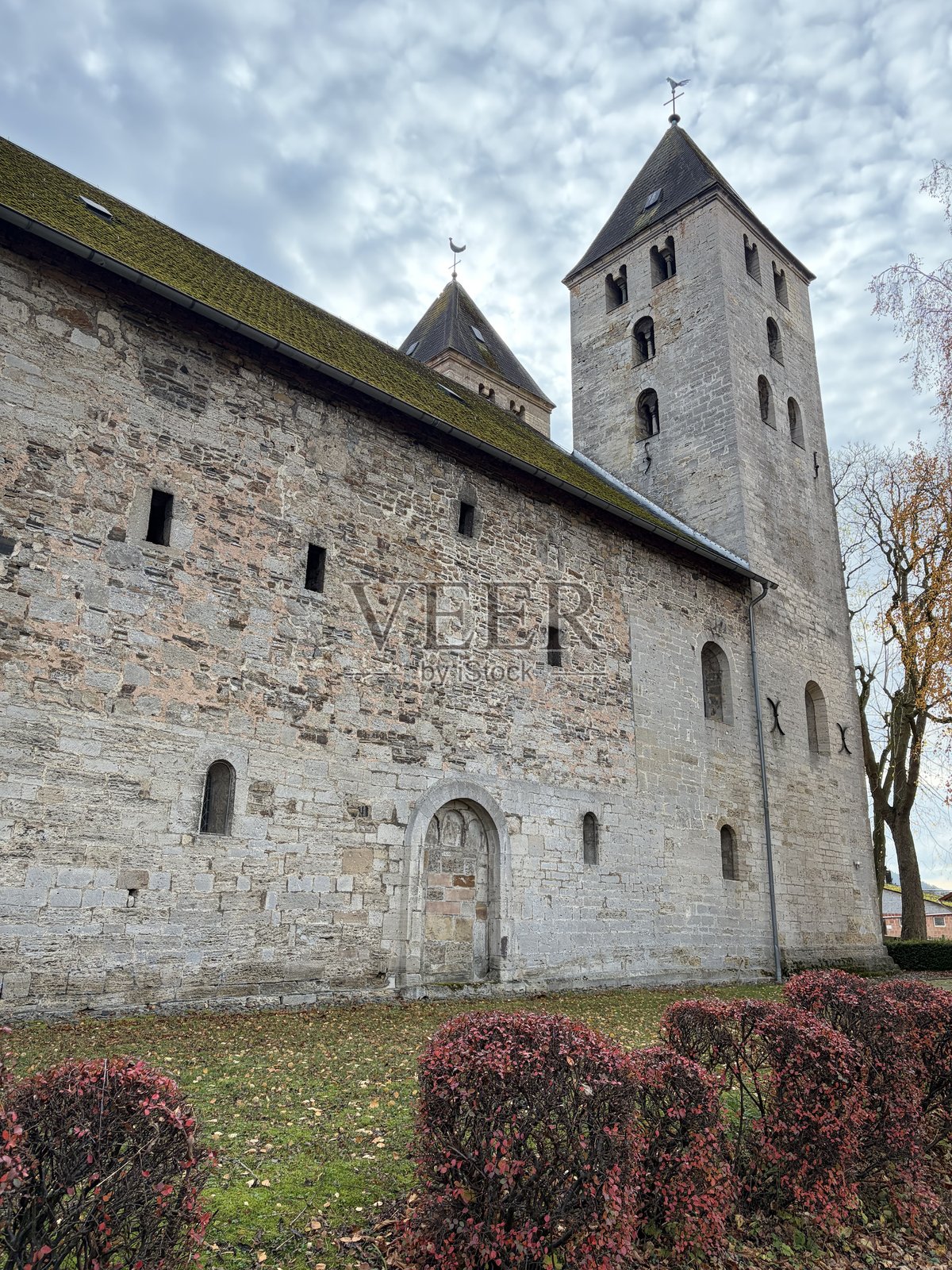 俯瞰位于绍尔兰地区迪梅尔湖镇弗莱希特多夫区（Flechtdorf）的弗莱希特多夫修道院照片摄影图片