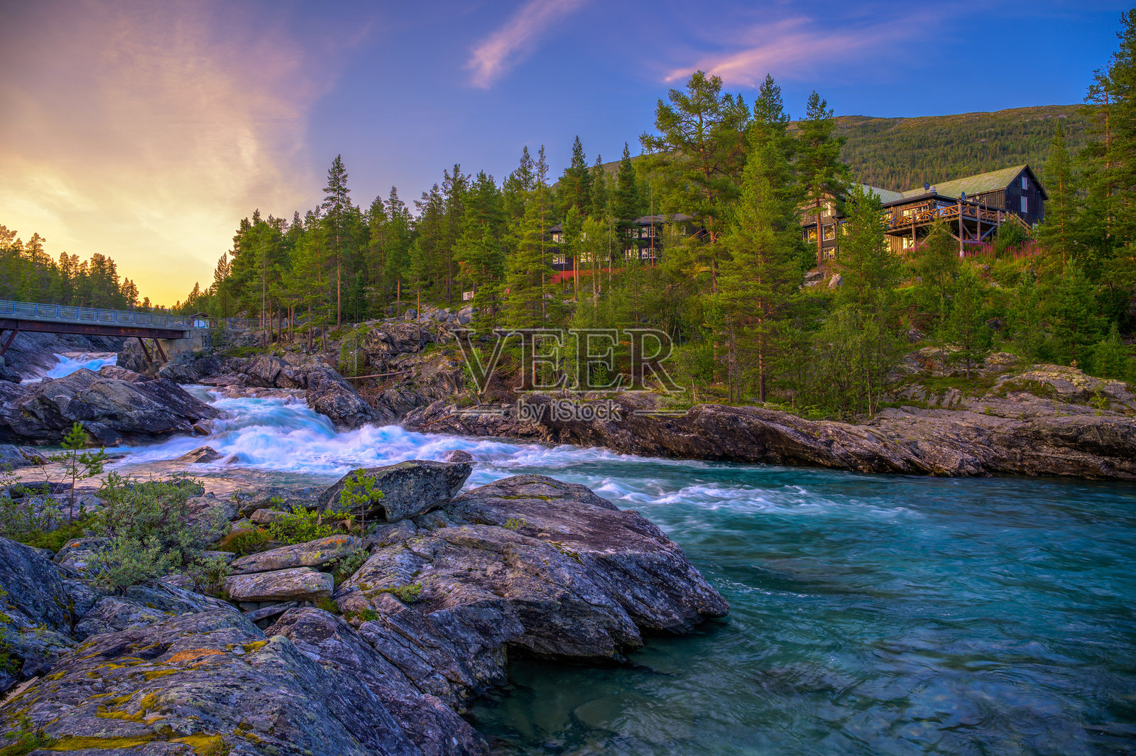 挪威Billingdalen附近的Framruste河上的Pollfoss瀑布在日落时照片摄影图片