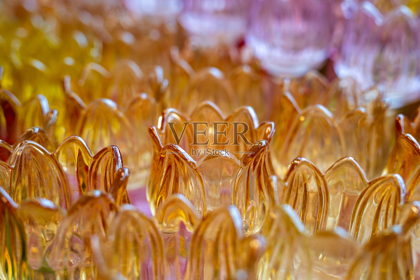 暖光下的玻璃花形烛台照片摄影图片