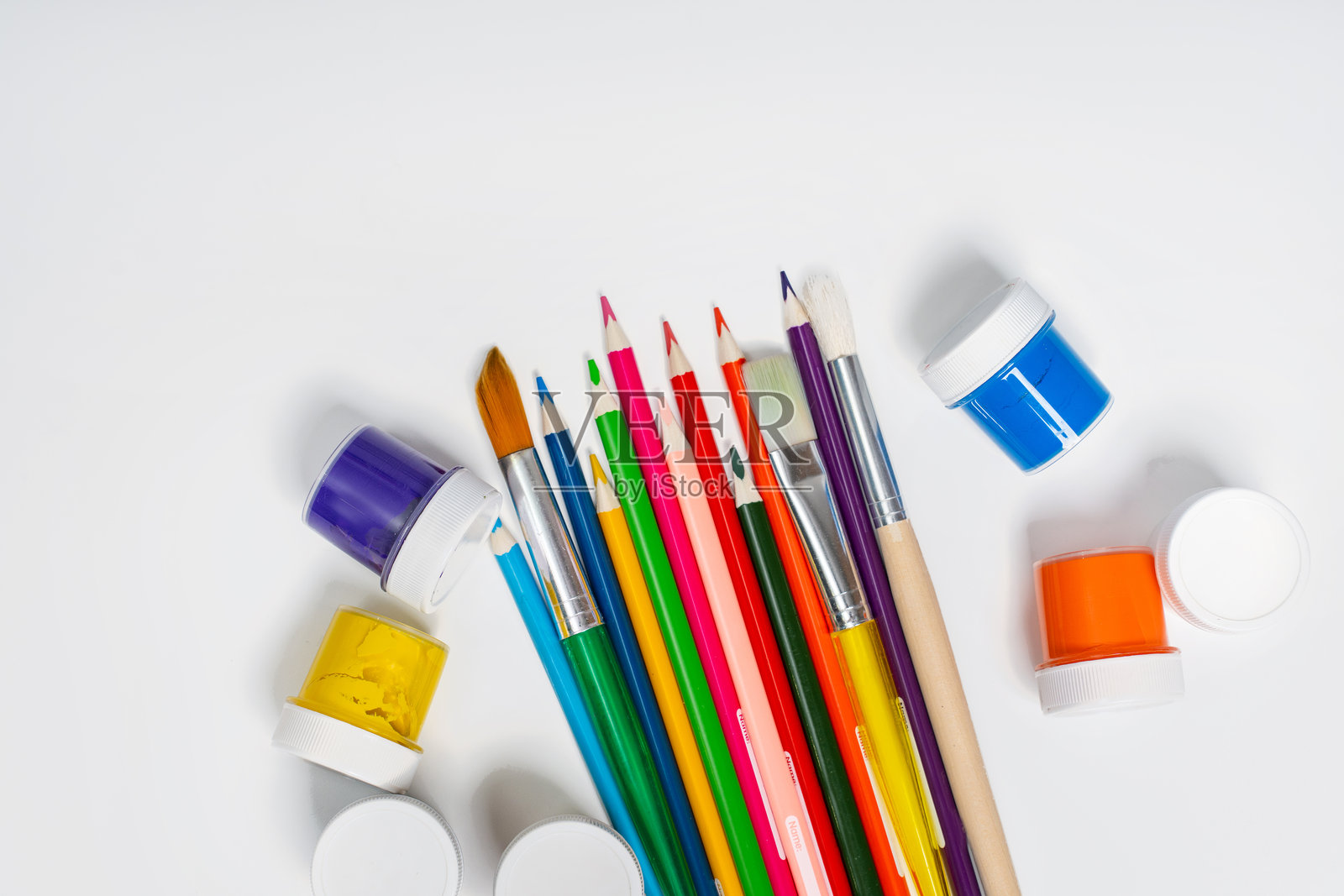 白色背景上的文具，留有文字空间，彩色纸板，颜料，橡皮泥制作的玩偶，学校、幼儿园和DIY的概念照片摄影图片