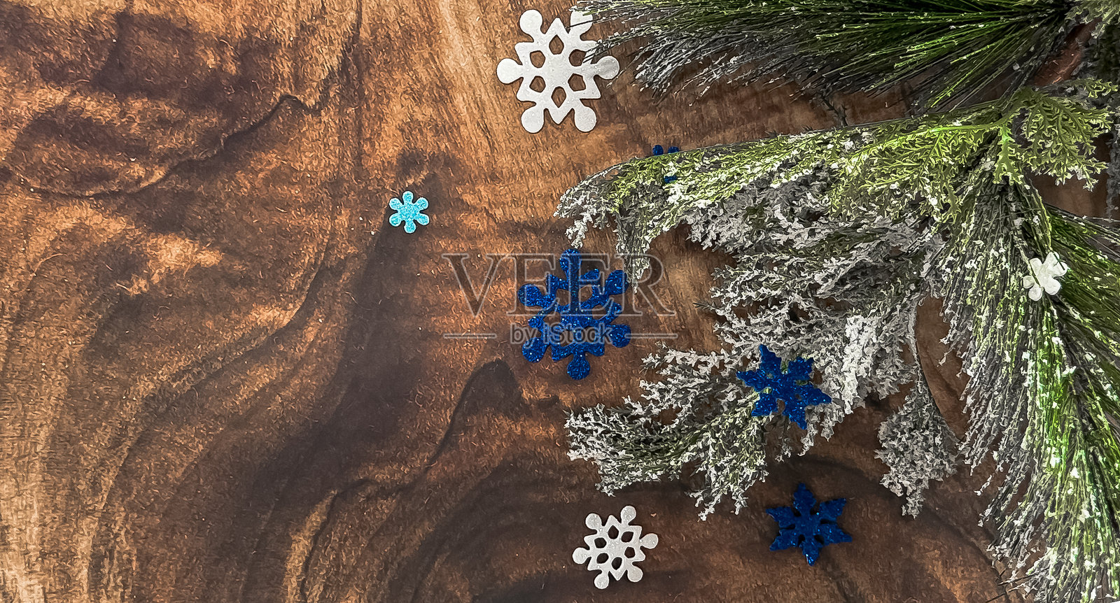 雪花落在质朴木质表面的冬季假期背景照片摄影图片