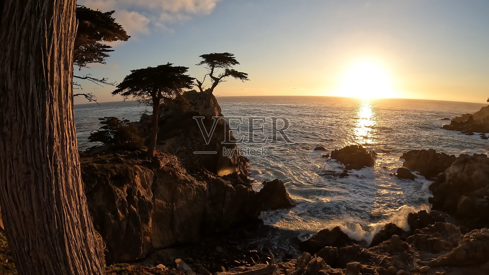 卵石滩绝美的日落景象。照片摄影图片