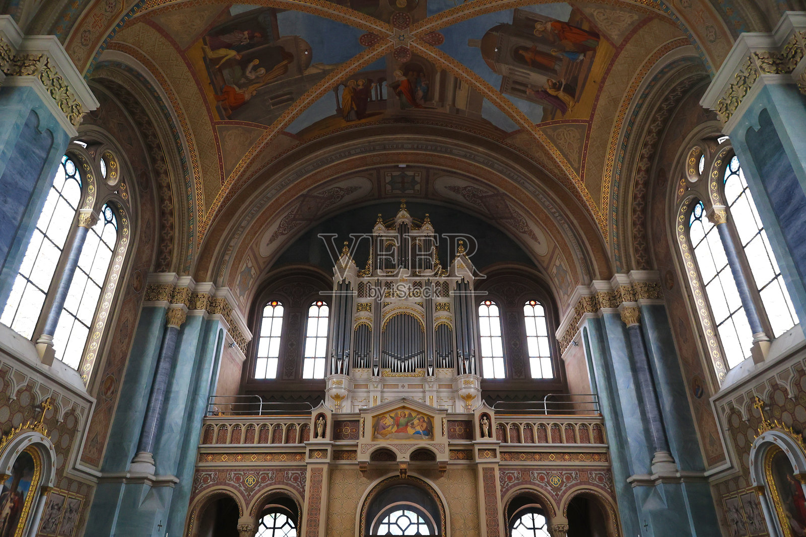 意大利南蒂罗尔布鲁内克教区教堂内的管风琴照片摄影图片