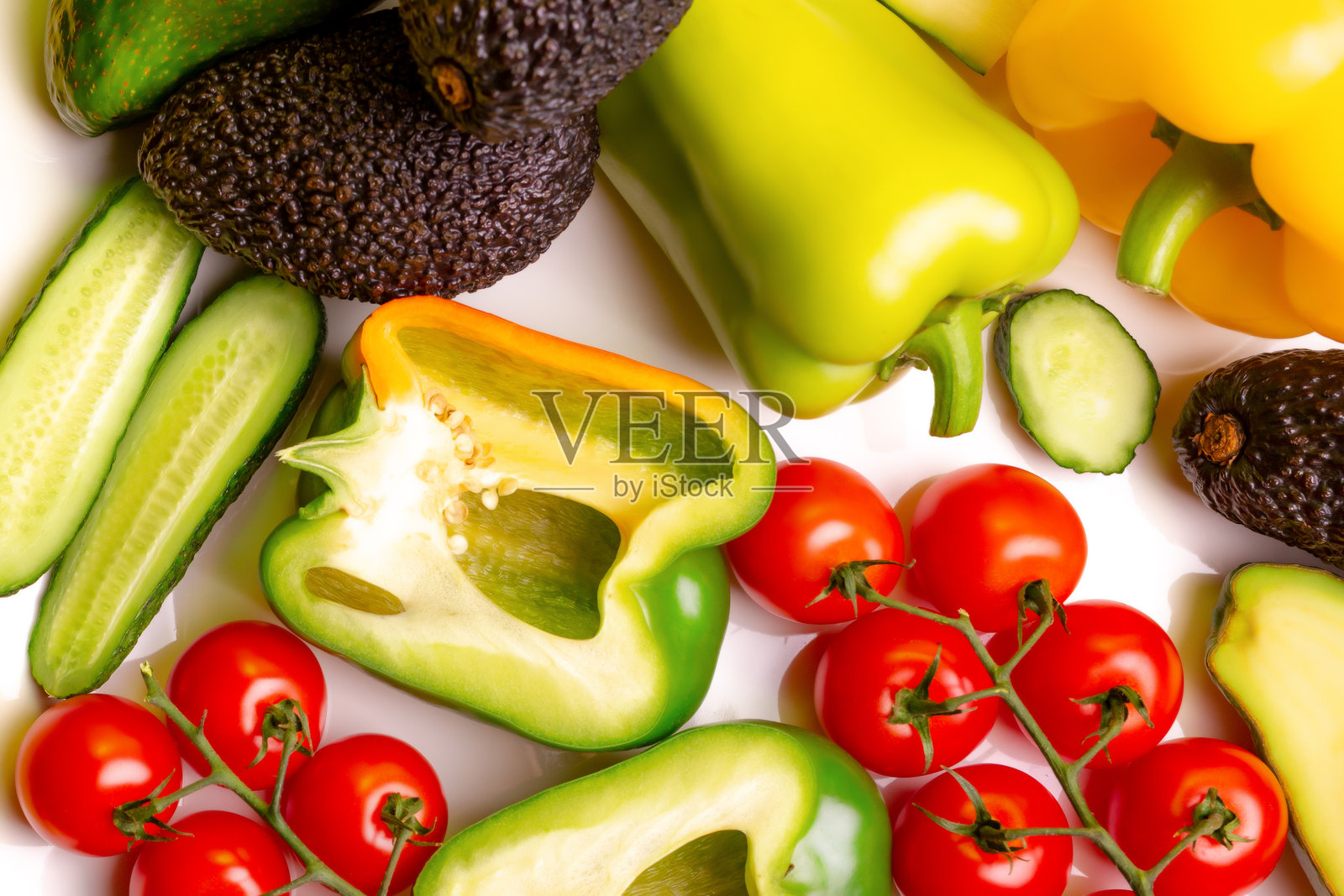 黄色背景上的生蔬菜照片摄影图片