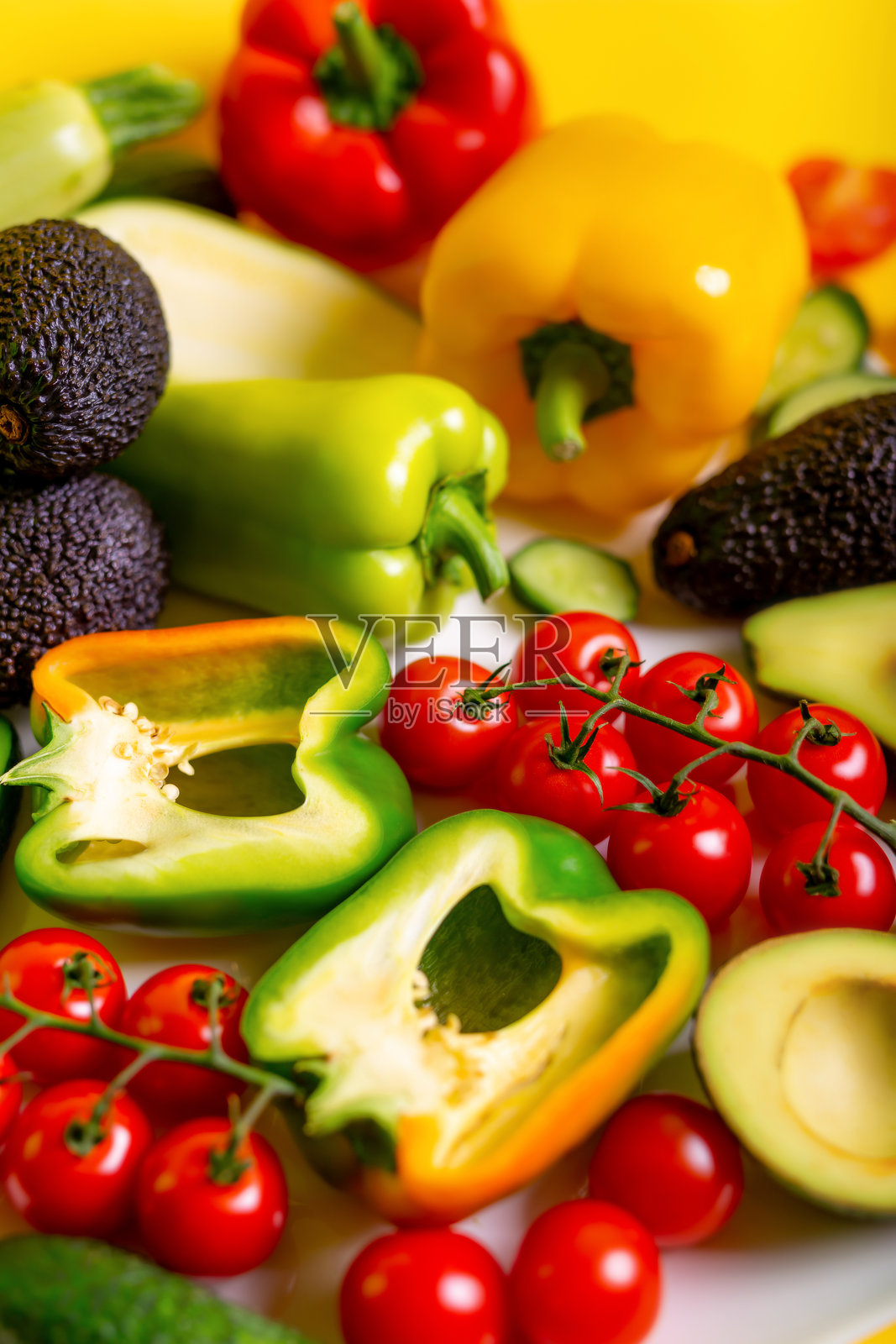 黄色背景上的生蔬菜照片摄影图片