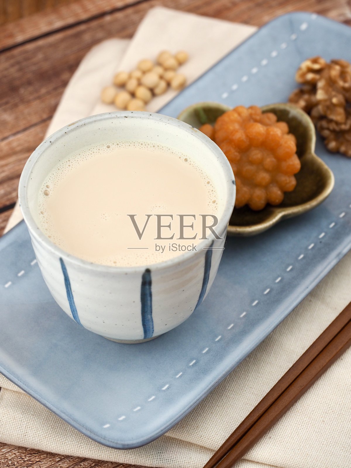 新鲜的有机豆浆，配有豆子、核桃和甜点照片摄影图片