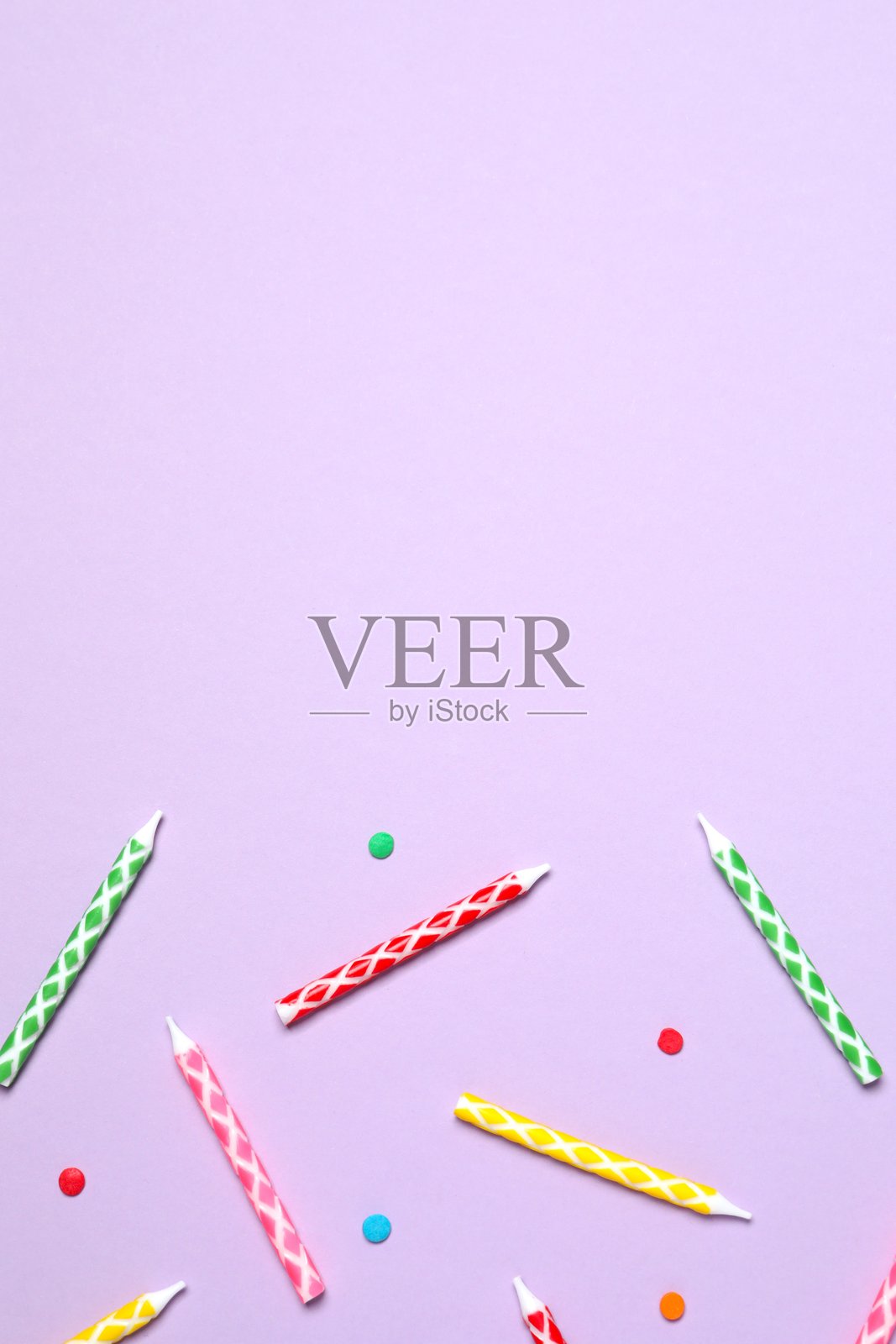 粉色背景上的生日蜡烛蛋糕的垂直视图。俯视，复制空间照片摄影图片