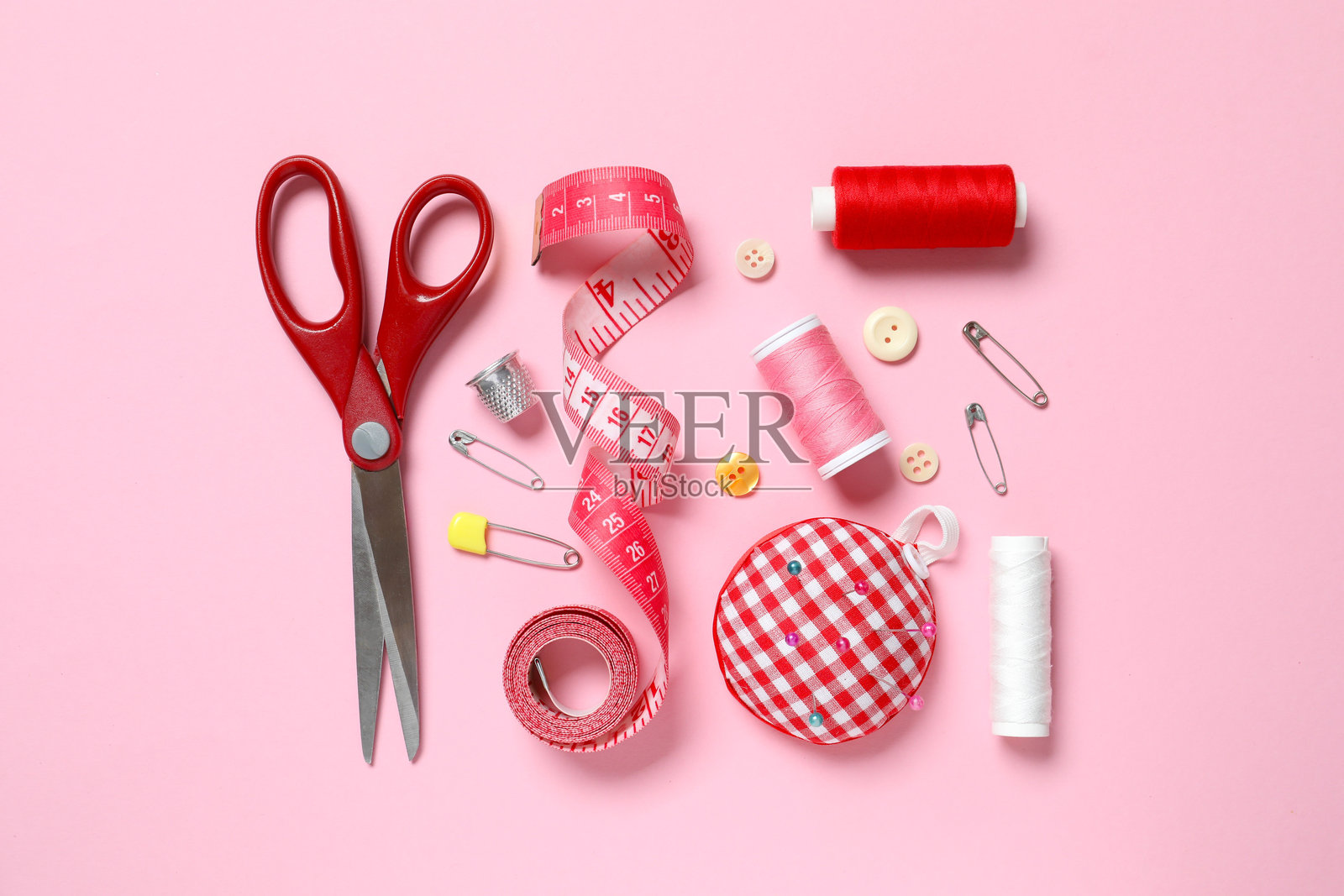 浅色背景下缝纫工具和配件的俯视视图。俯视。照片摄影图片