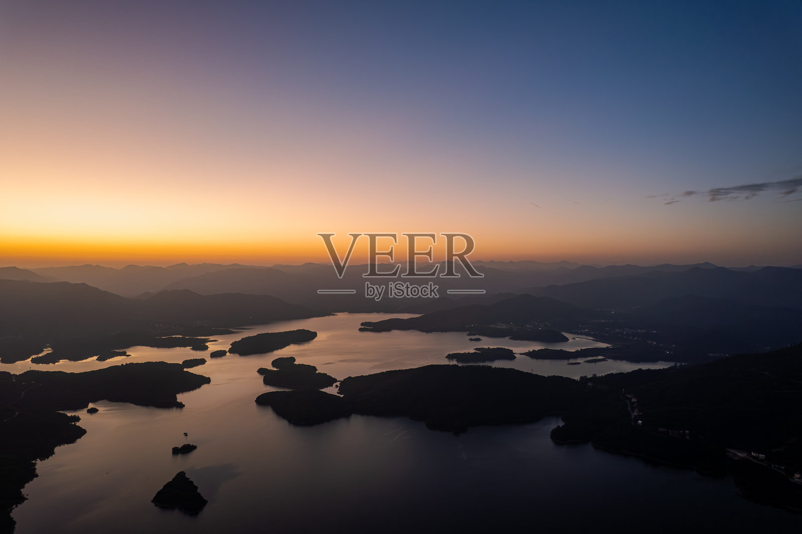 日落时分，森林环绕的水库照片摄影图片