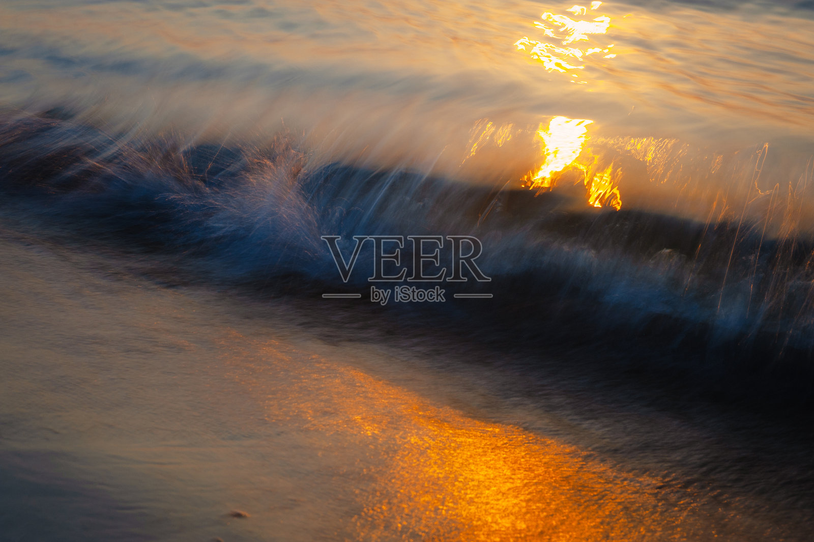 日落时分海浪动态长曝光拍摄照片摄影图片