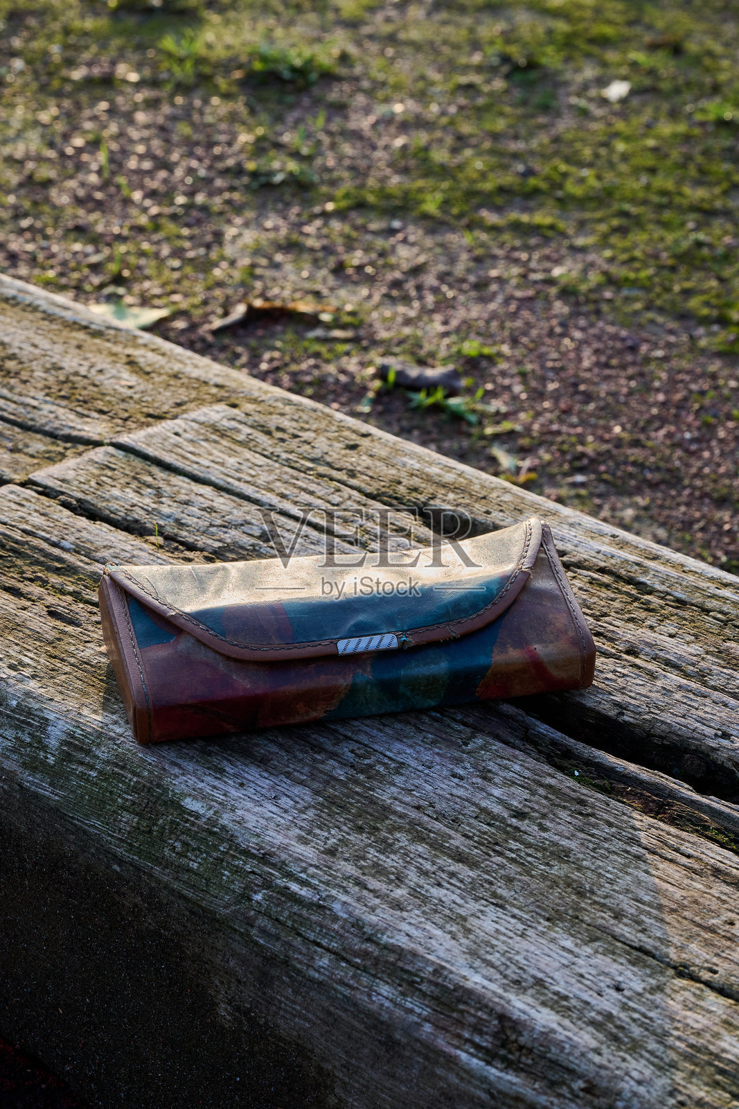 木头上的眼镜和眼镜盒照片摄影图片