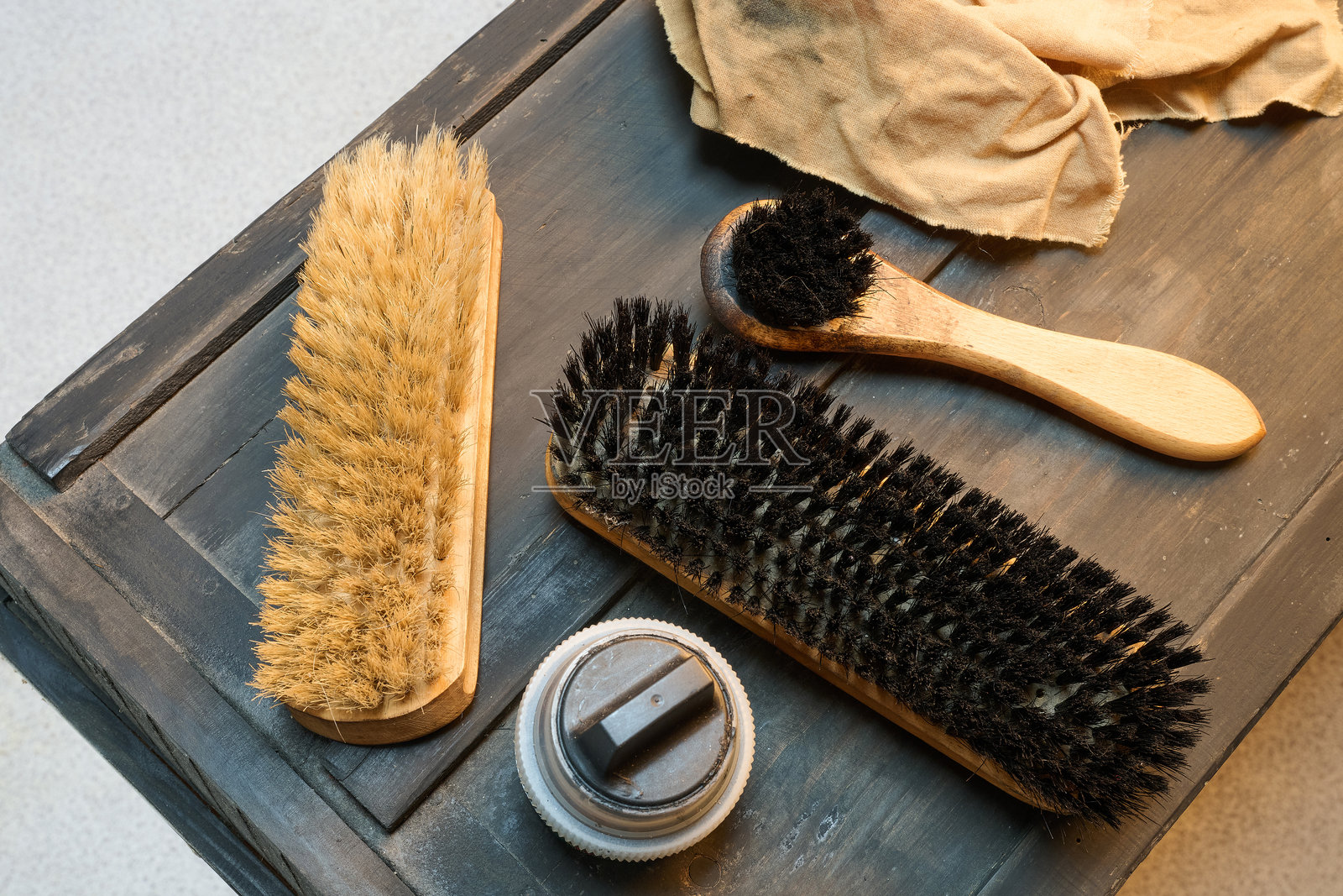 黑色箱子上的鞋刷照片摄影图片