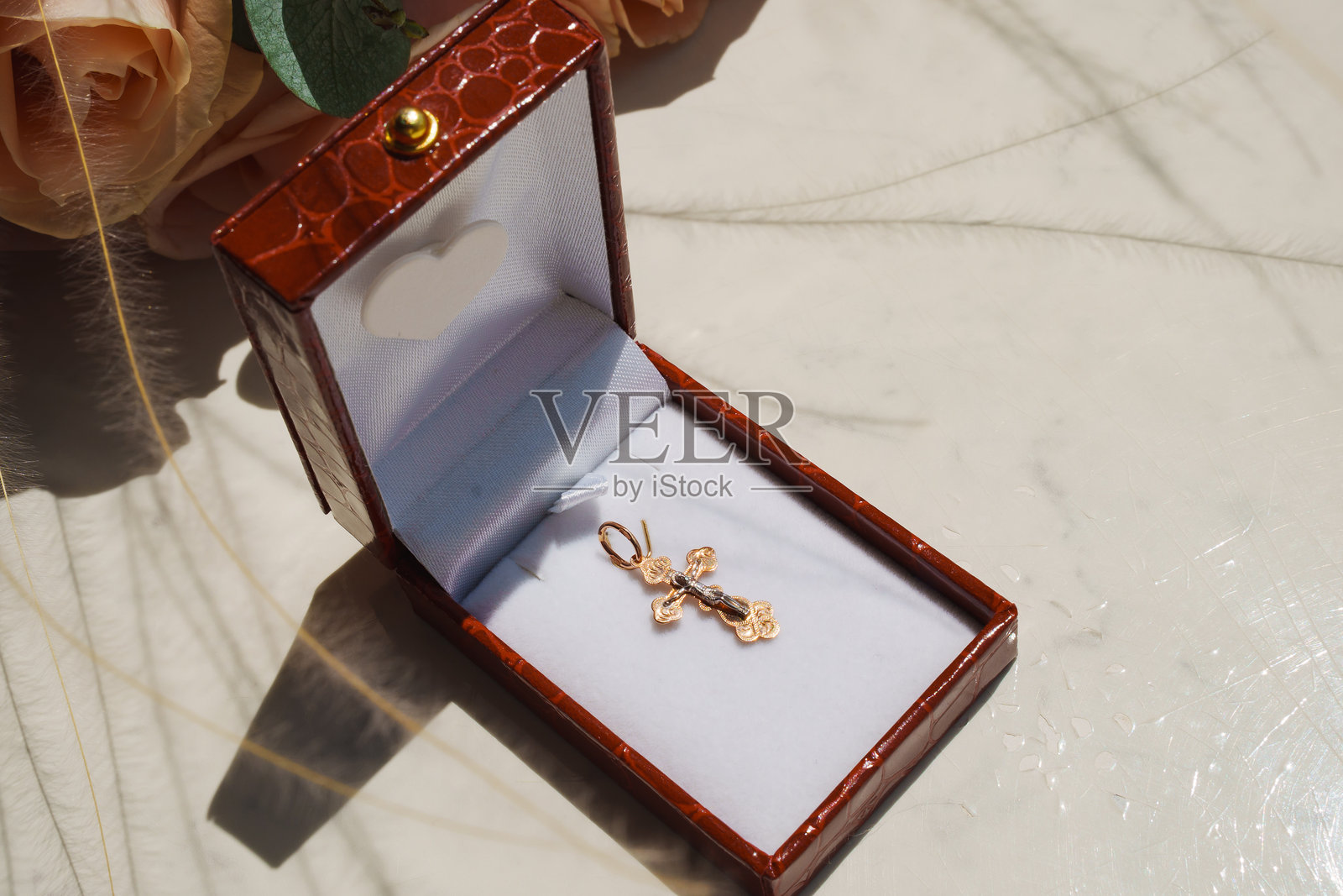 装饰盒里的美丽金色十字架吊坠照片摄影图片