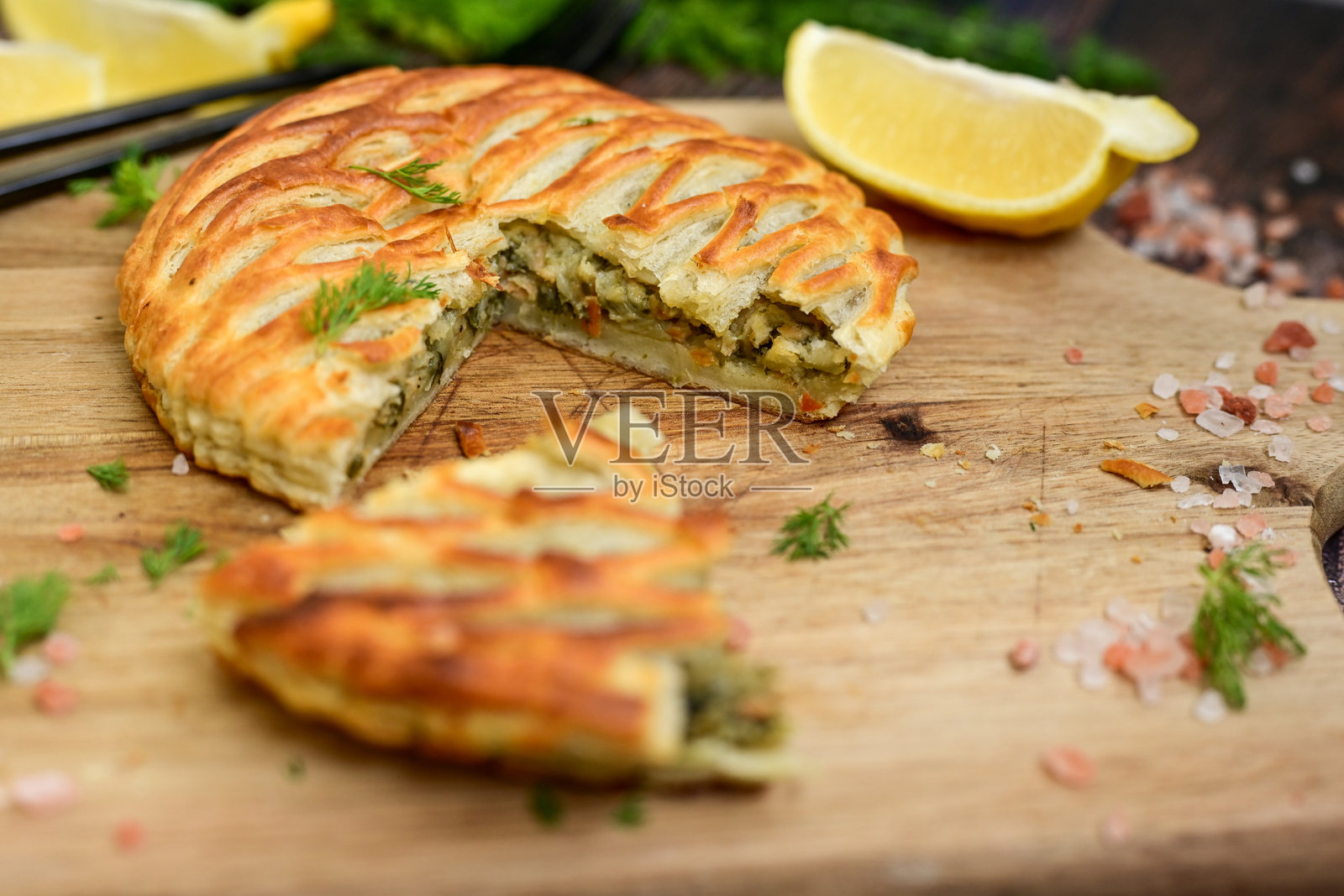 美味的烟熏三文鱼西兰花派照片摄影图片